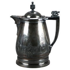 Antigua jarra de agua aislada plateada C1890