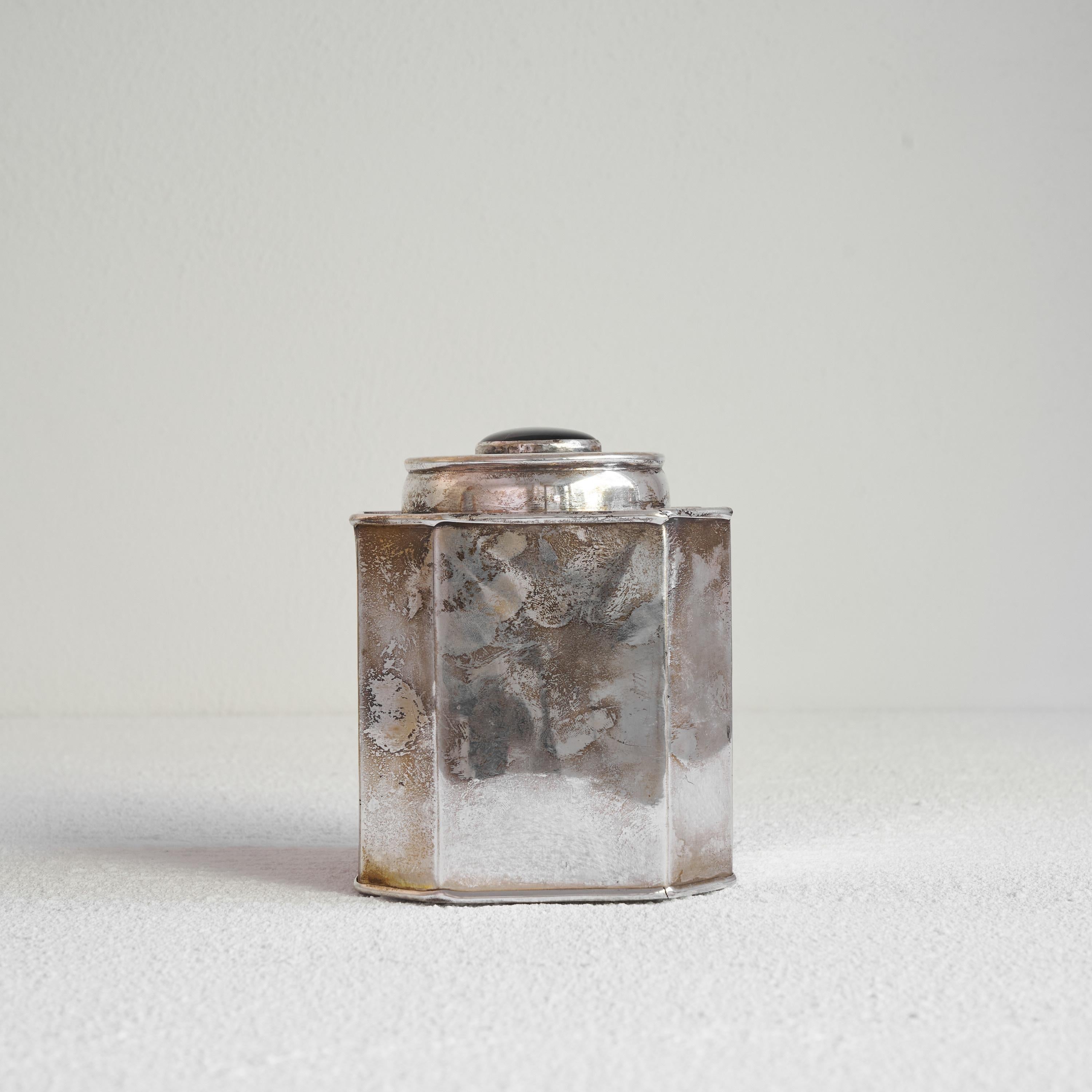 Antique Silver Plated Octagonal Tea Caddy with Lapis Lazuli Colored Detail In Good Condition For Sale In Tilburg, NL