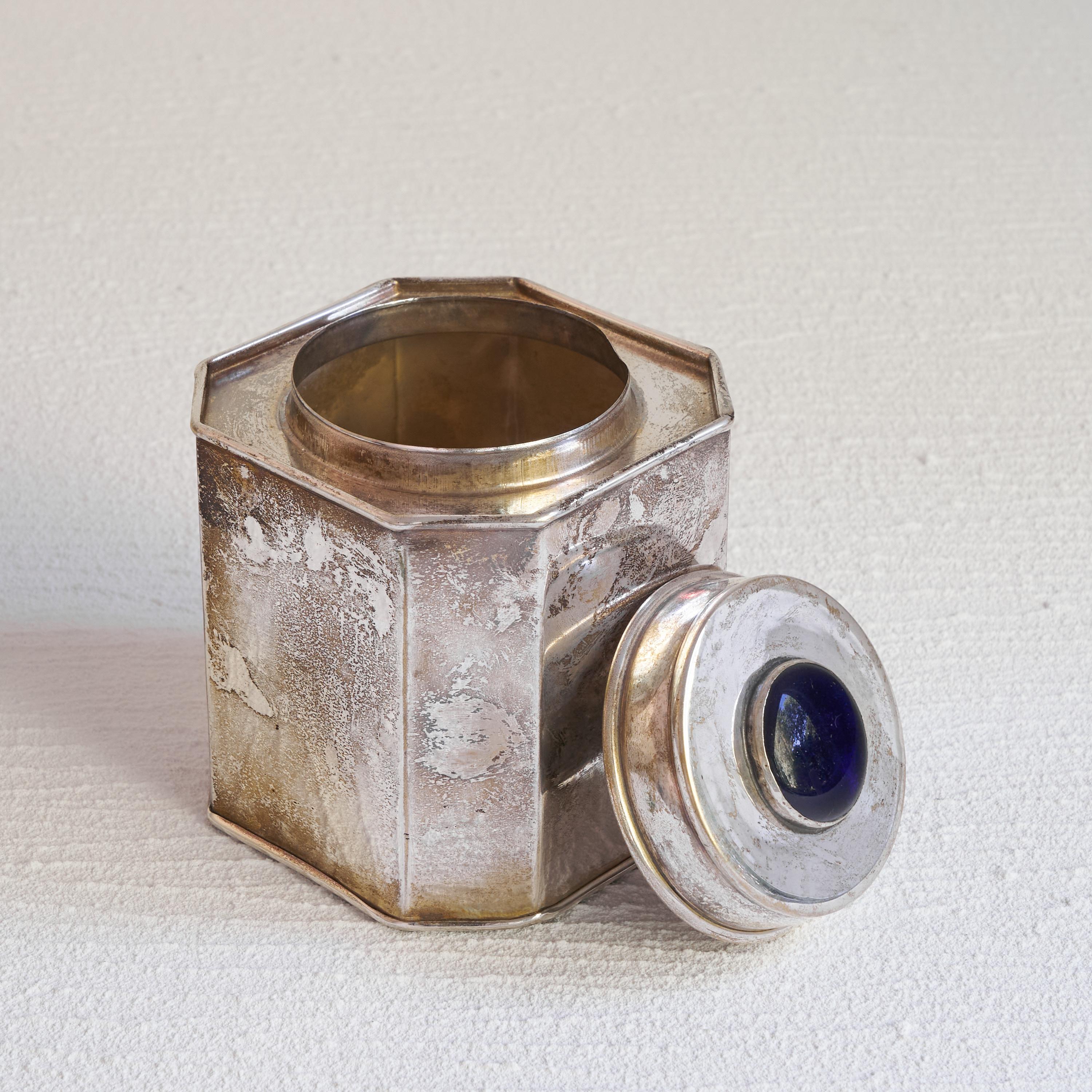 Ancienne boîte à thé octogonale en métal argenté avec détails de couleur lapis-lazuli en vente 1