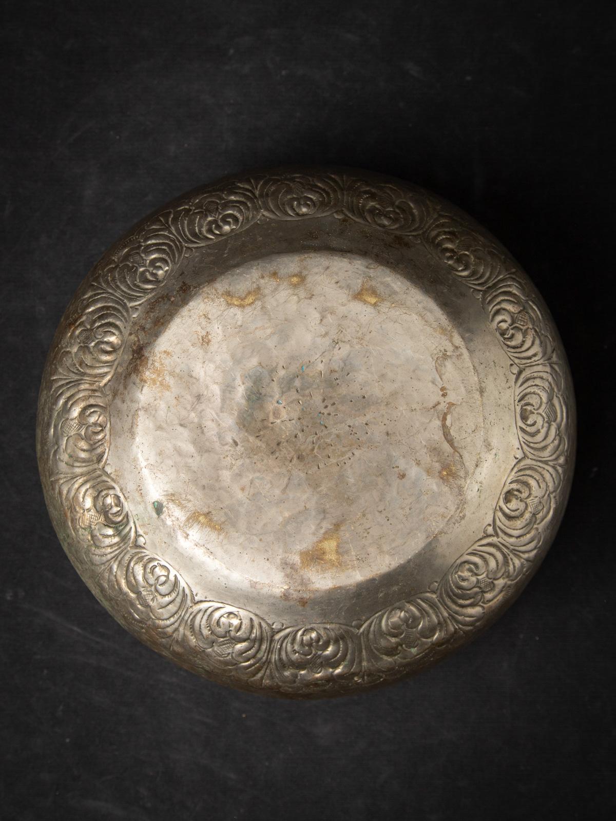 Bol à offrandes antique en métal argenté de Birmanie en vente 5