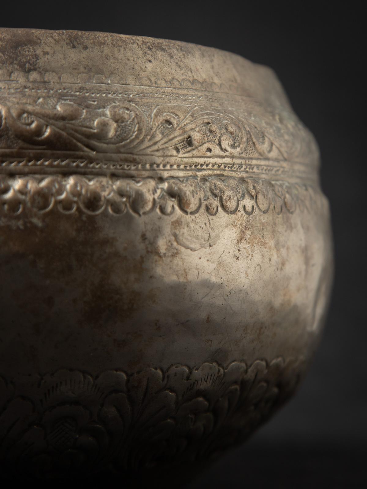 Bol à offrandes antique en métal argenté de Birmanie en vente 7