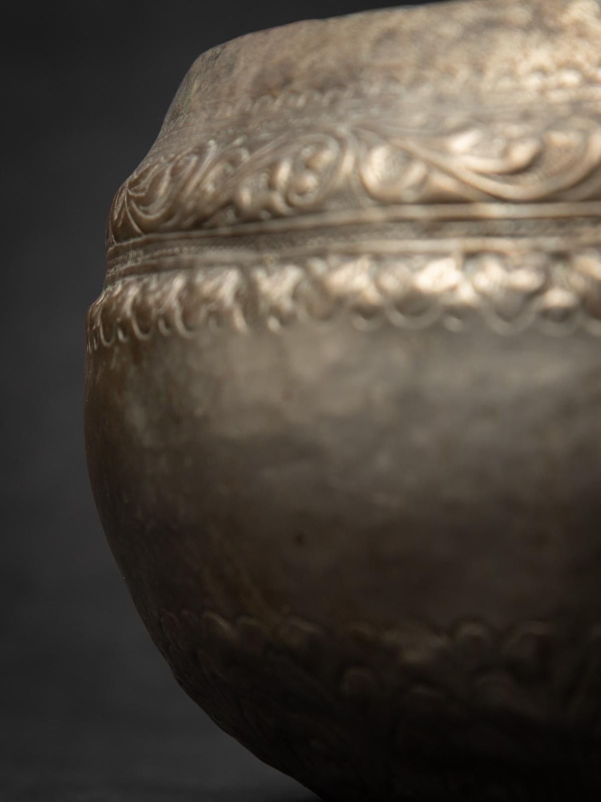 Bol à offrandes antique en métal argenté de Birmanie en vente 8