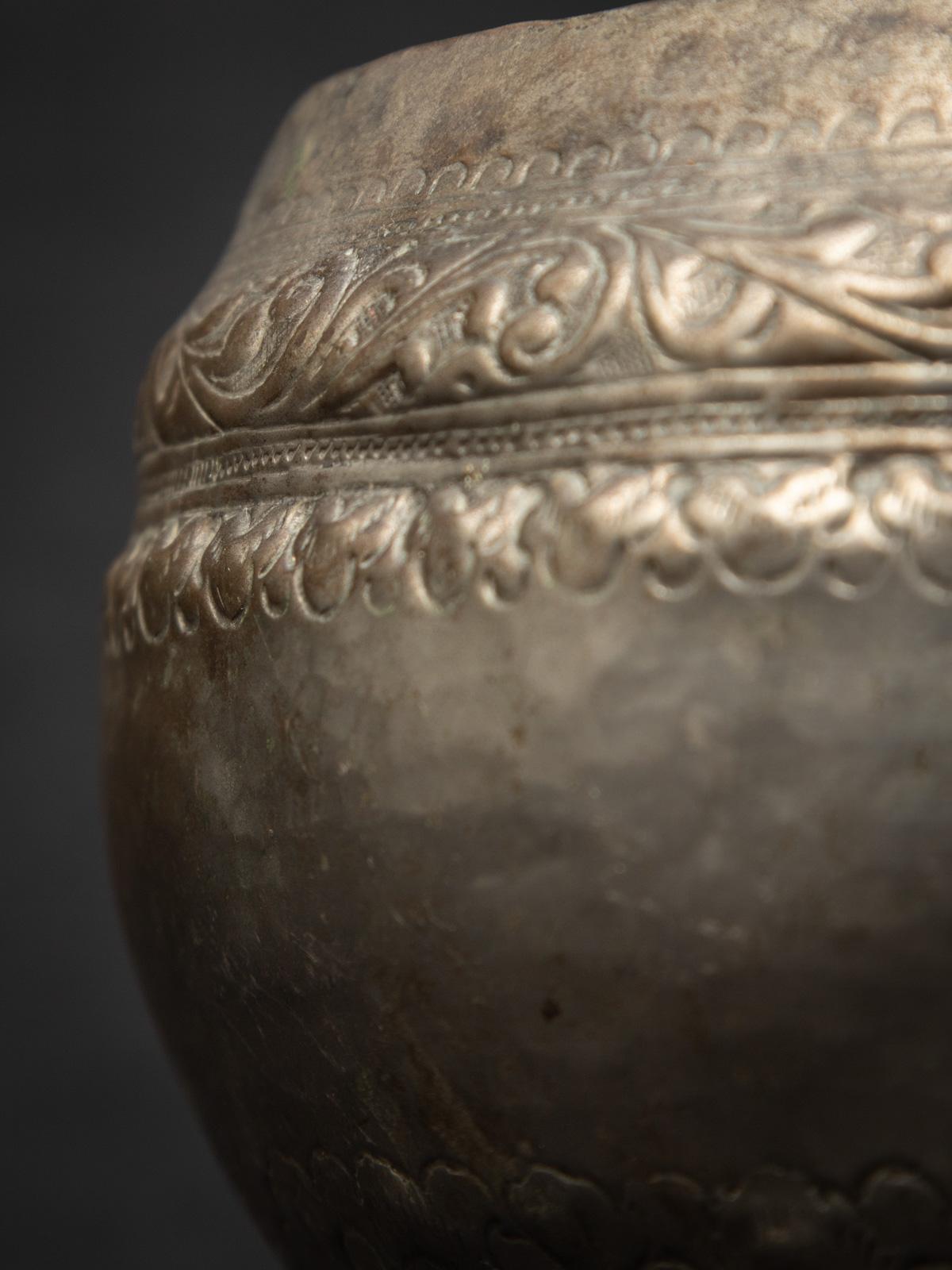 Bol à offrandes antique en métal argenté de Birmanie en vente 9