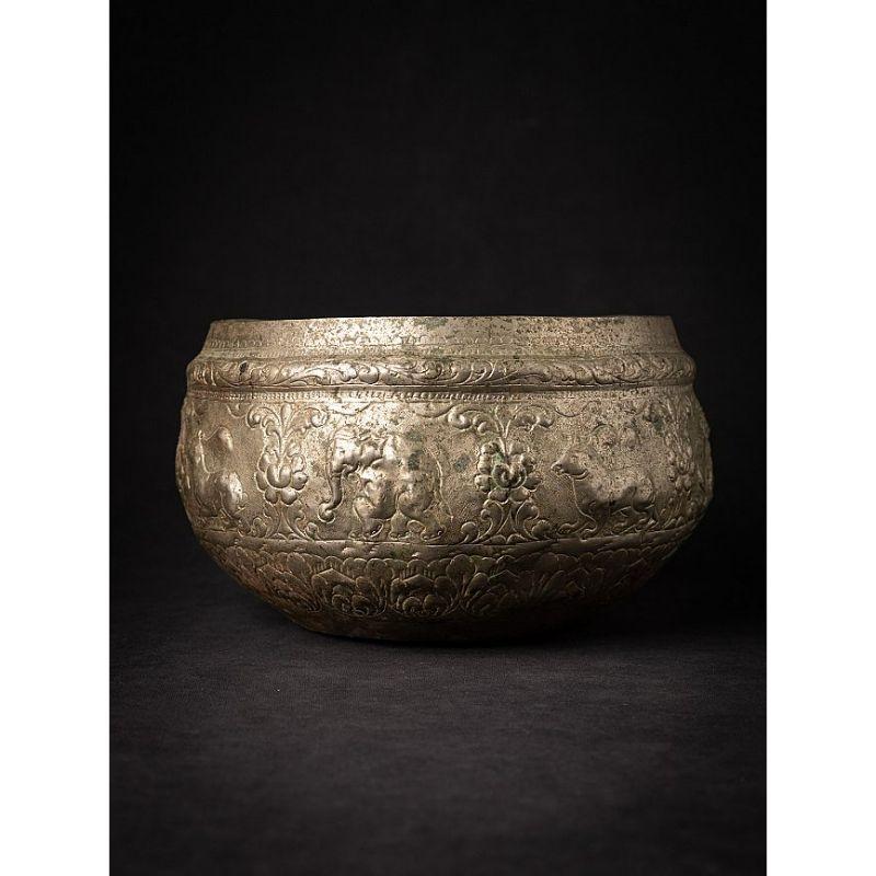 Material: Silver plated metal
Material: wood
13 cm high 
23,5 cm diameter
Weight: 0.6 kgs
Originating from Burma
Early 20th century.


 