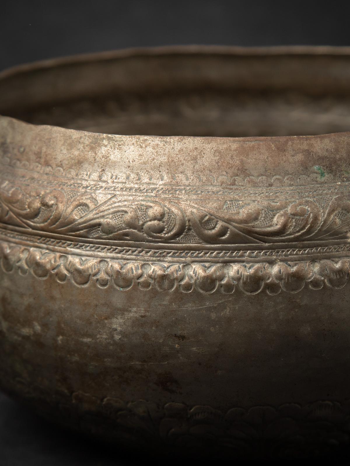 Bol à offrandes antique en métal argenté
Matière : Métal argenté
12,3 cm de haut
22,5 cm de diamètre
Début du 20e siècle
Poids : 528 grammes
Originaire de Birmanie