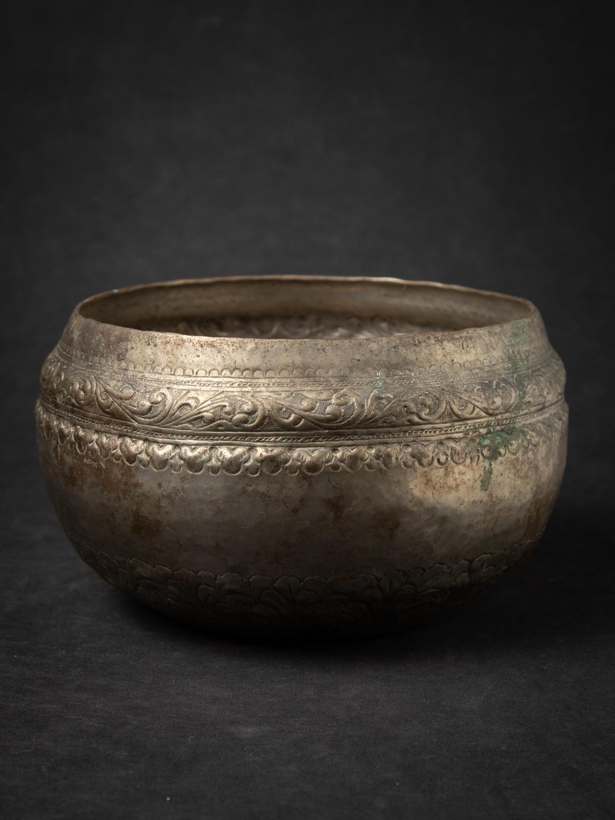 Bol à offrandes antique en métal argenté de Birmanie Bon état - En vente à DEVENTER, NL