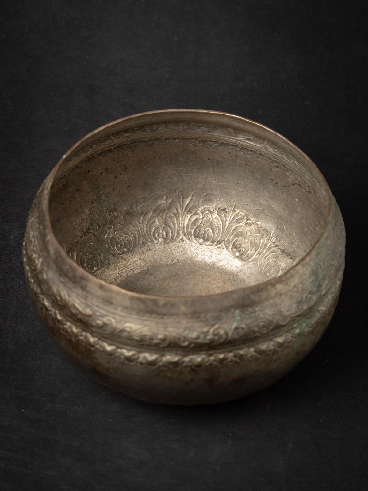 20ième siècle Bol à offrandes antique en métal argenté de Birmanie en vente