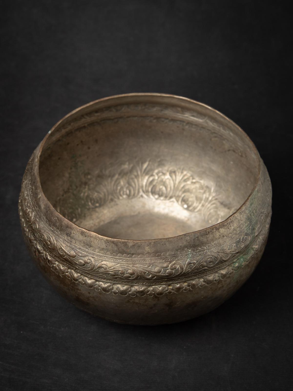 Métal Bol à offrandes antique en métal argenté de Birmanie en vente