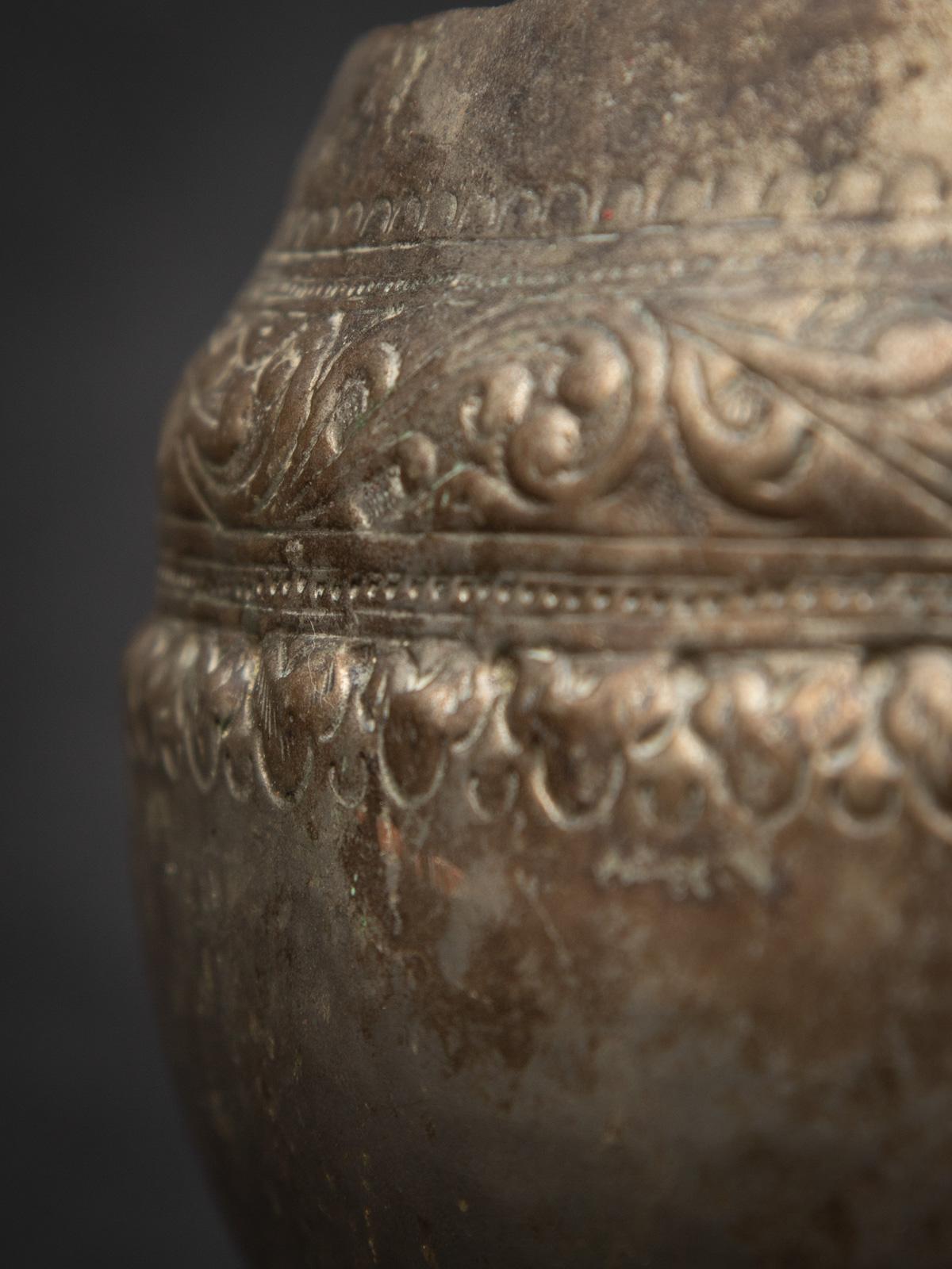 Bol à offrandes antique en métal argenté de Birmanie en vente 2