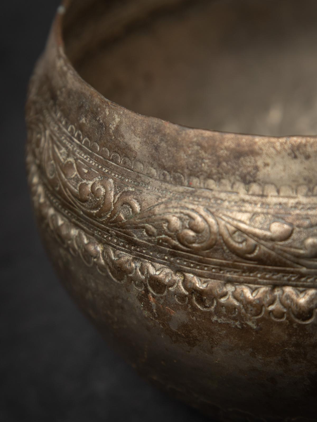 Bol à offrandes antique en métal argenté de Birmanie en vente 3
