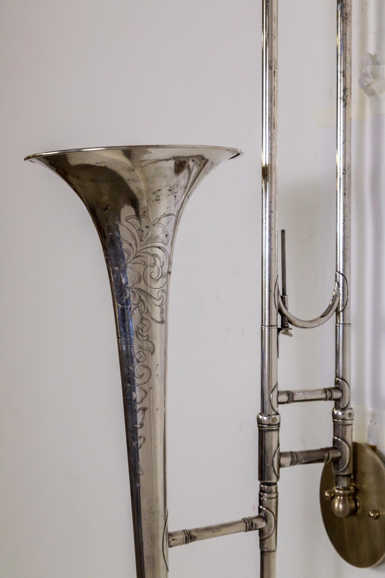 Trombone antico Olds placcato in argento come applique in vendita 1