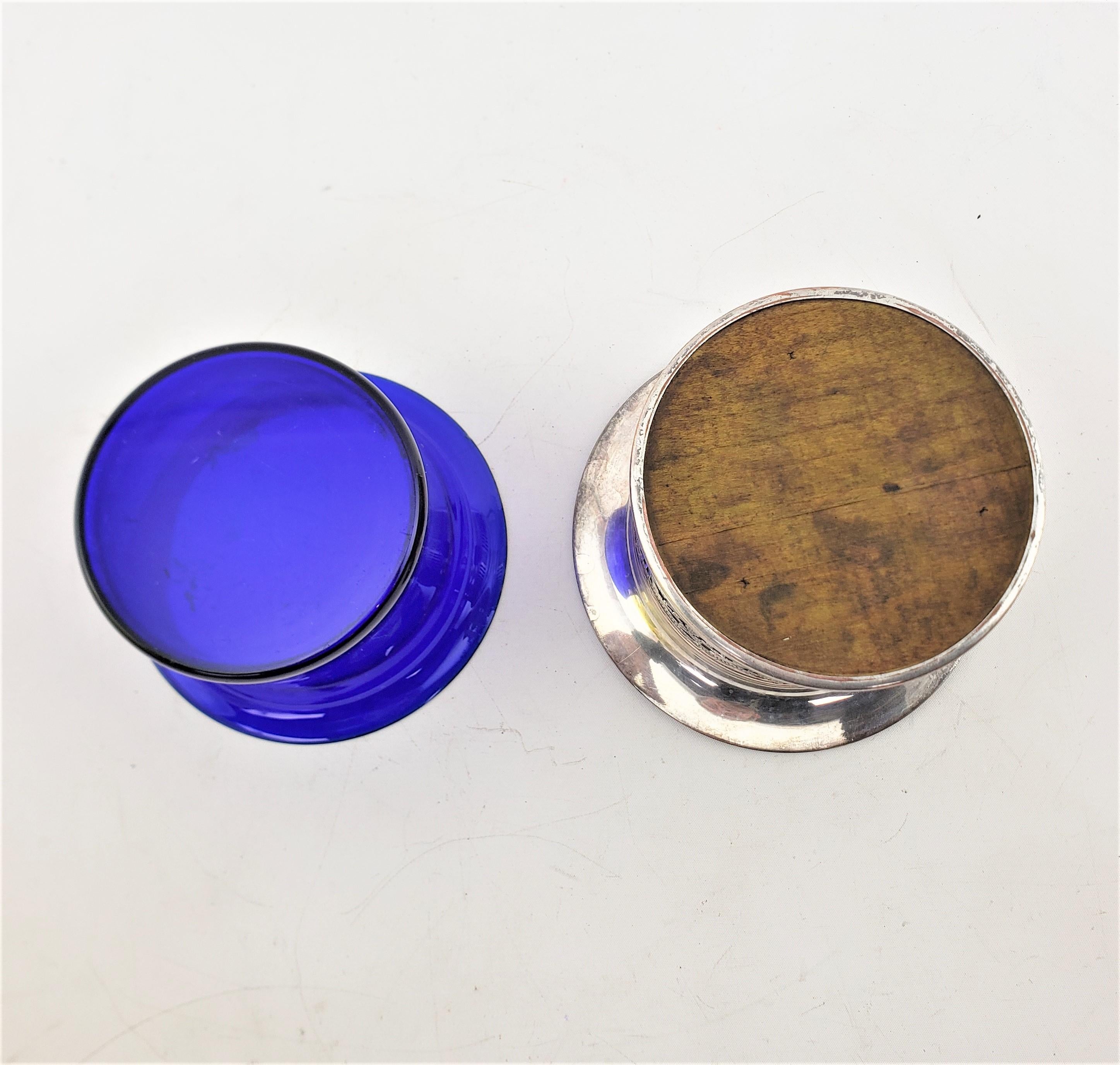 Antiker versilberter durchbrochener Flaschenuntersetzer oder Untersetzer mit kobaltfarbener Einlage (Versilberung) im Angebot