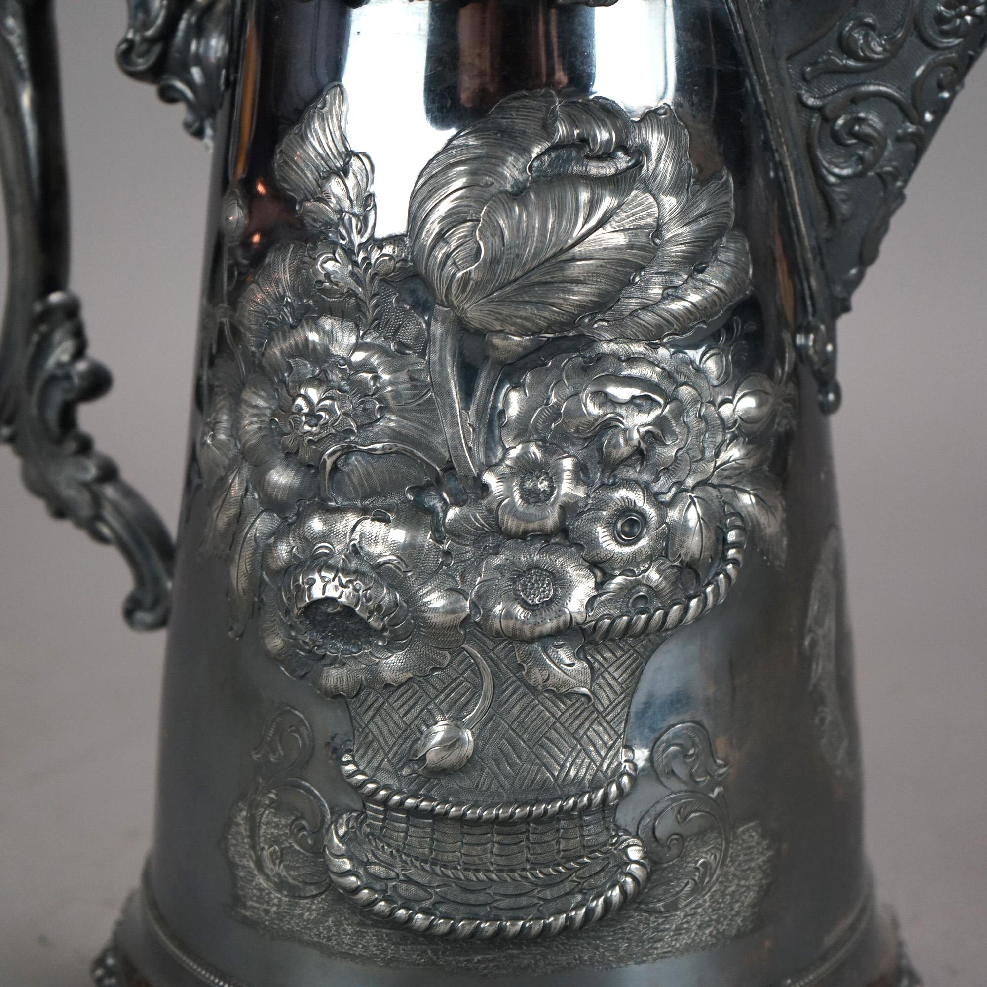 Pichet ancien en métal argenté avec gravure de feuillage C1890 Bon état - En vente à Big Flats, NY