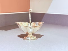 Antigua cesta festoneada plateada con asa oscilante, principios del siglo XX