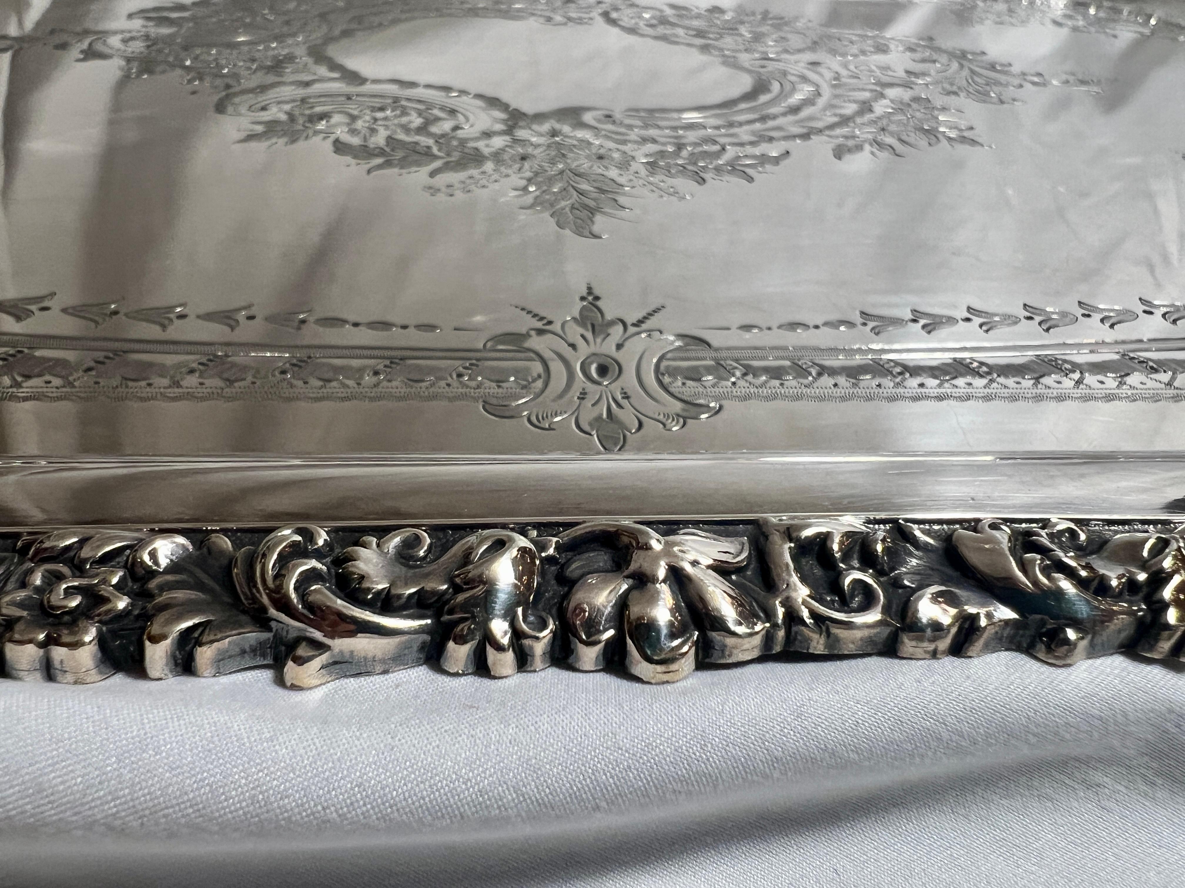 Antico vassoio di servizio placcato in argento con incisione e bordo arrotolato, circa 1890. In condizioni buone in vendita a New Orleans, LA