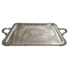 Plateau de service ancien en métal argenté avec gravure et bordure enroulée, vers 1890.