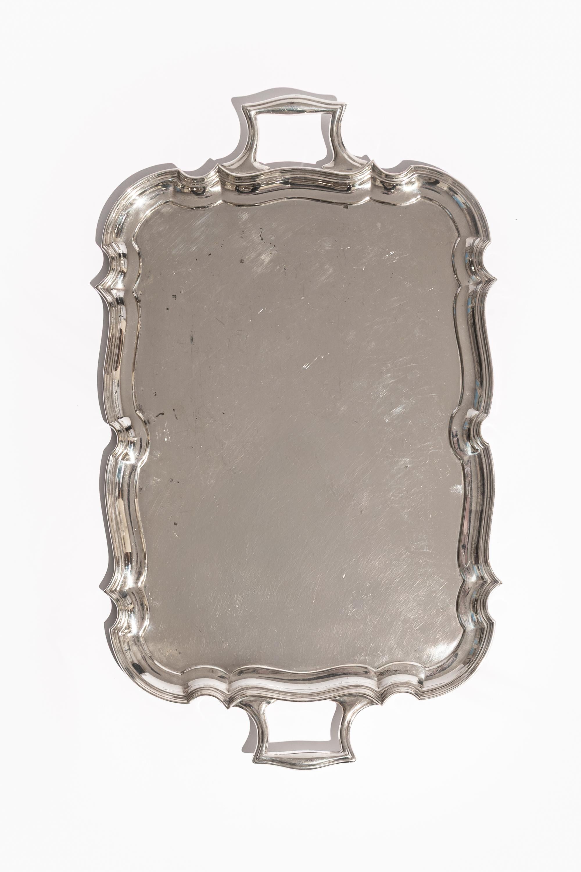 Bandeja de servicio antigua chapada en plata de Mappin & Webb.

Estado: Buen estado original. Ligeros arañazos y picaduras en la placa de plata acordes con la edad.