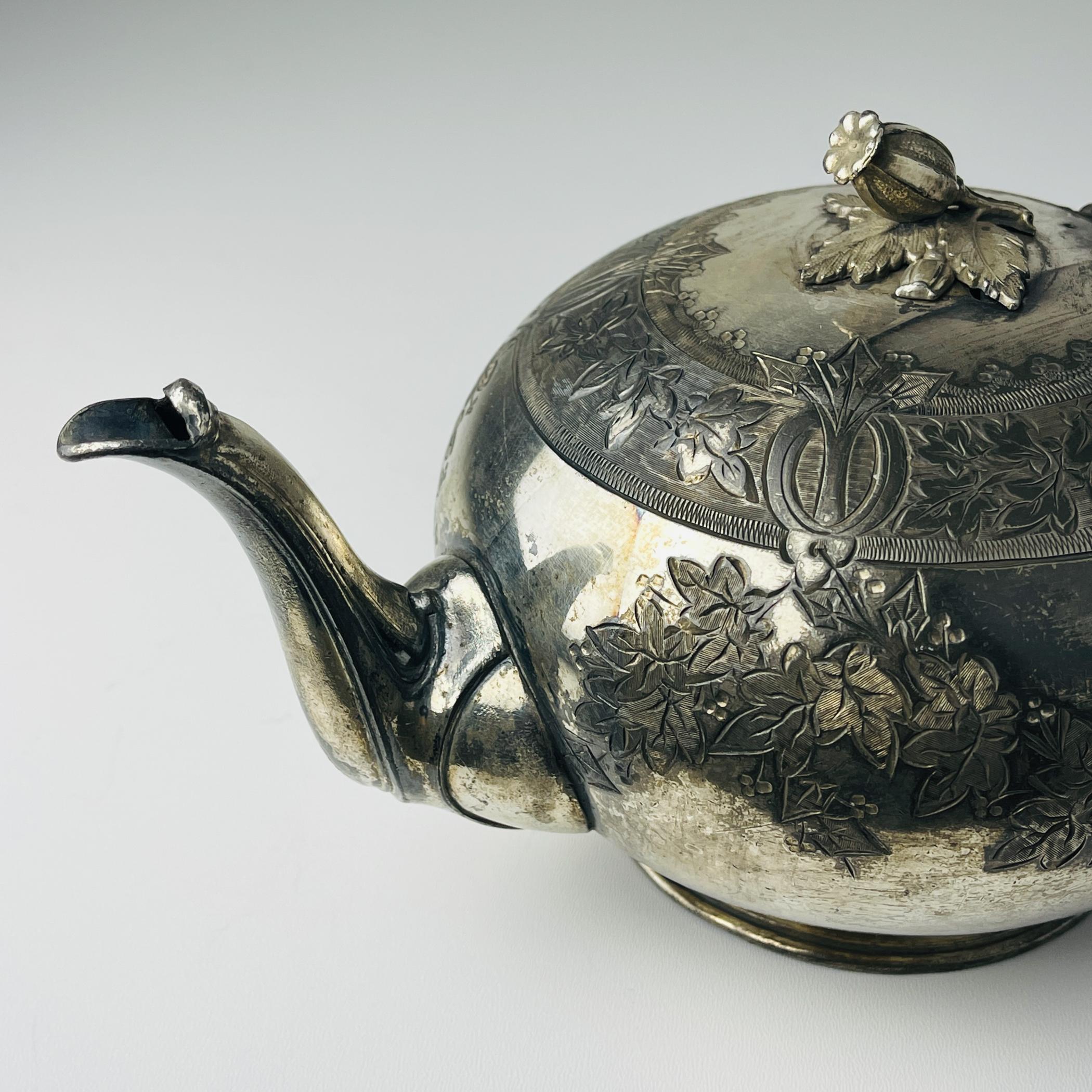 Théière ancienne en métal argenté par Atkins Brothers, Sheffield, Angleterre, années 1870 Bon état à Miklavž Pri Taboru, SI