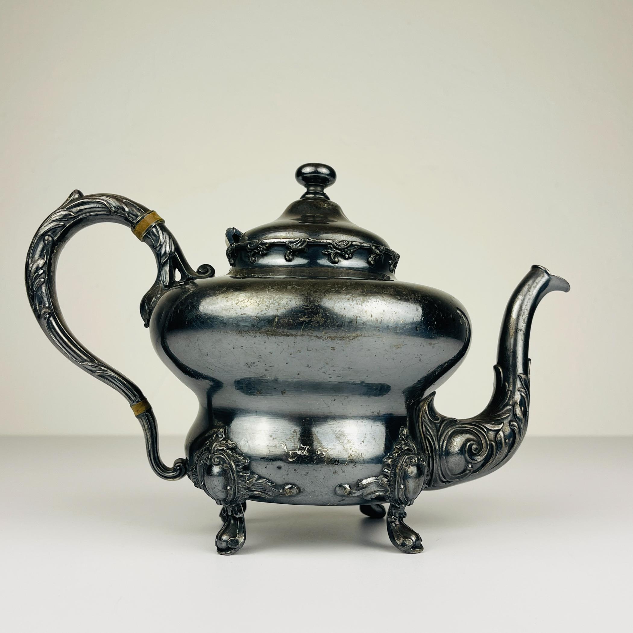Antigua tetera plateada de Barbour Silver Company, EE.UU., finales del siglo XIX.
Barbour Silver Company es un fabricante estadounidense de artículos de plata, fundado en 1892 por William A. Barbour. La empresa fabricaba tanto productos de plata de