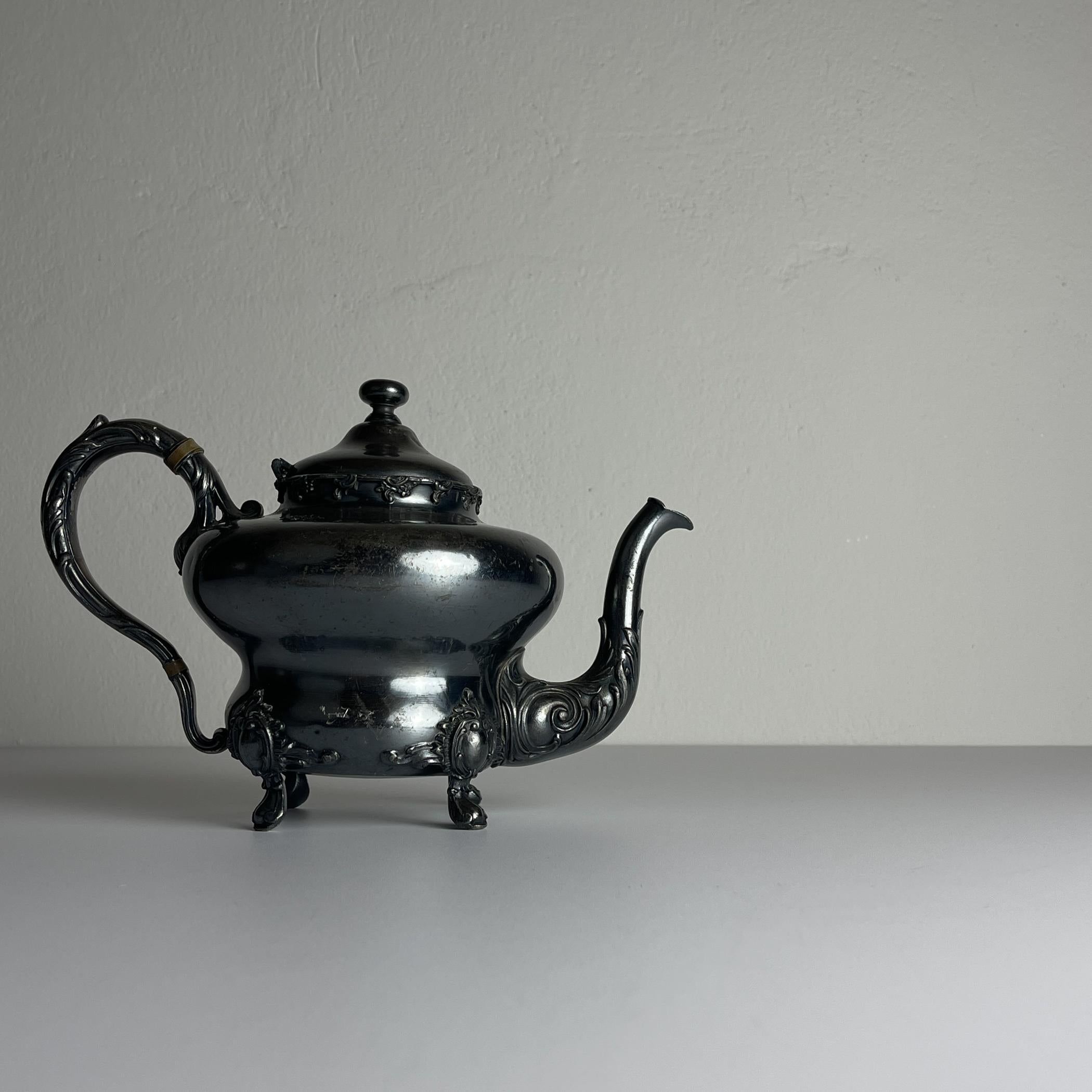 Antigua tetera plateada de Barbour Silver Company, EE.UU., finales del siglo XIX Victoriano en venta