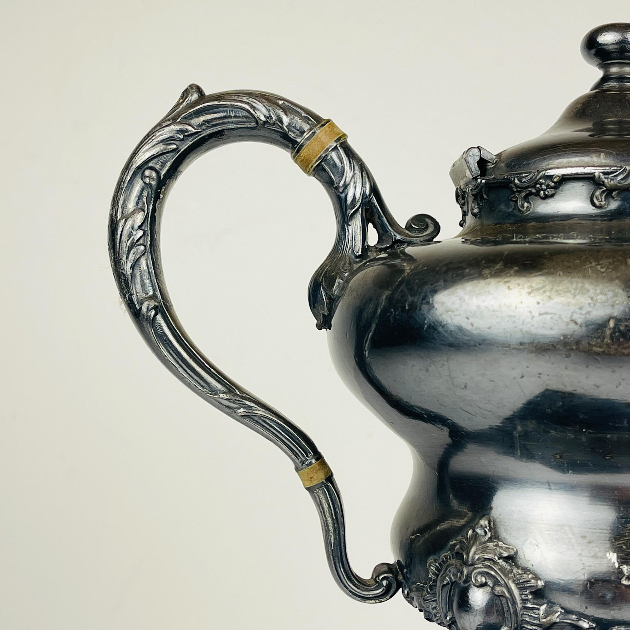 Antigua tetera plateada de Barbour Silver Company, EE.UU., finales del siglo XIX Estadounidense en venta