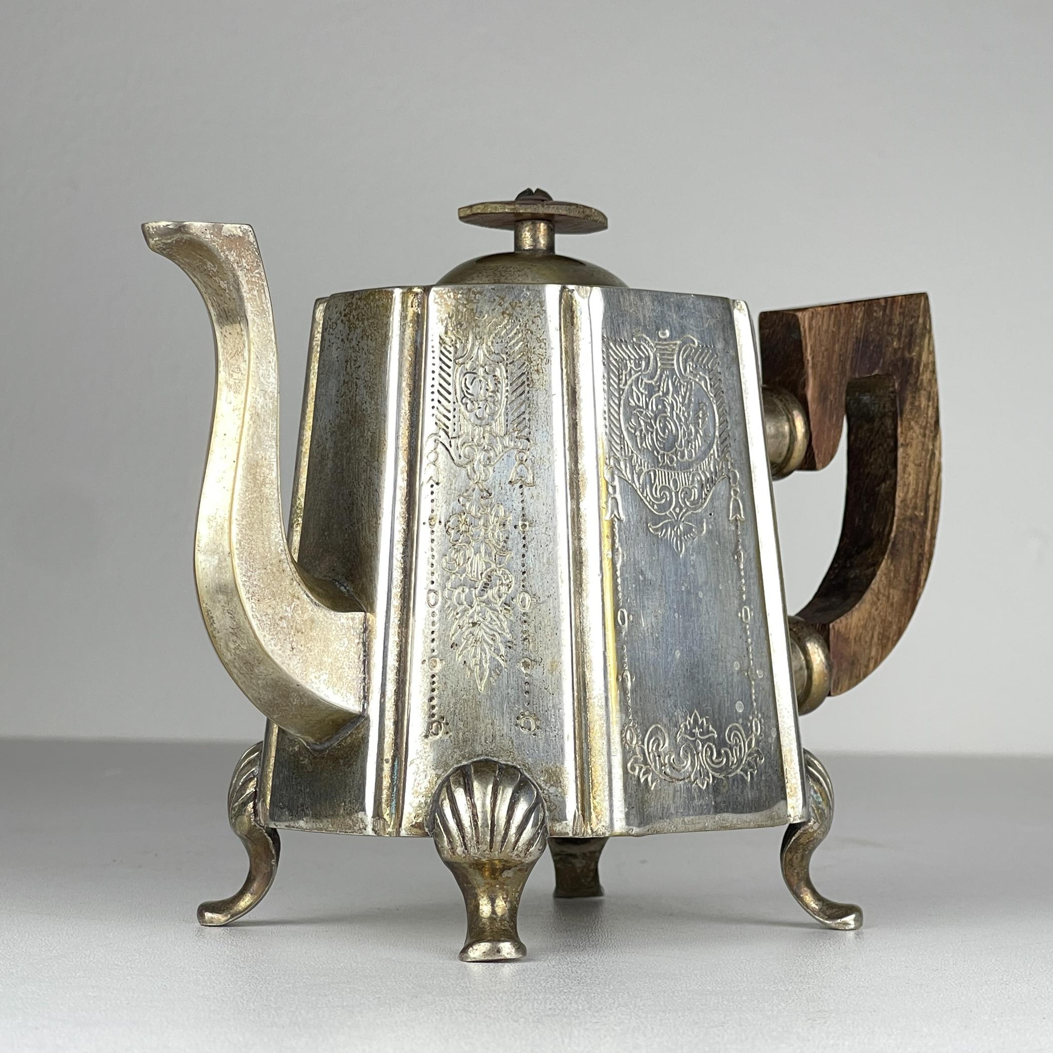 Antique silver plated teapot by Queen Victoria Sheffield, England, 1900s In Good Condition In Miklavž Pri Taboru, SI