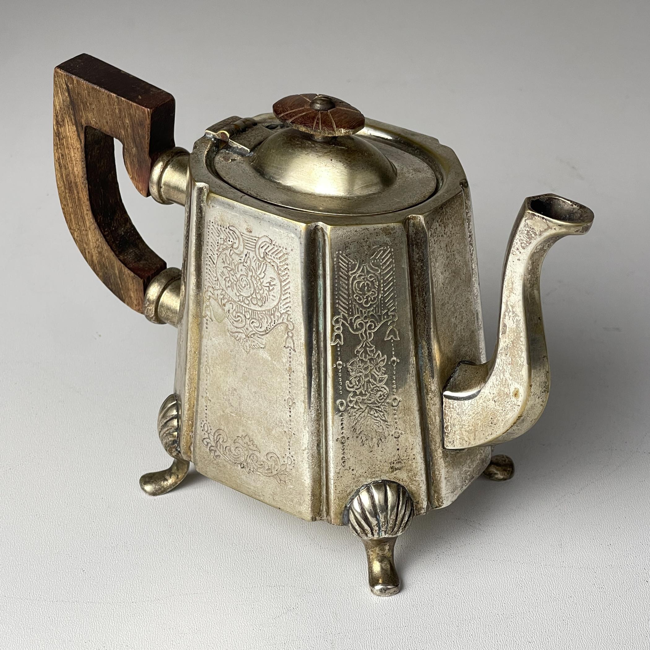 20th Century Antique silver plated teapot by Queen Victoria Sheffield, England, 1900s