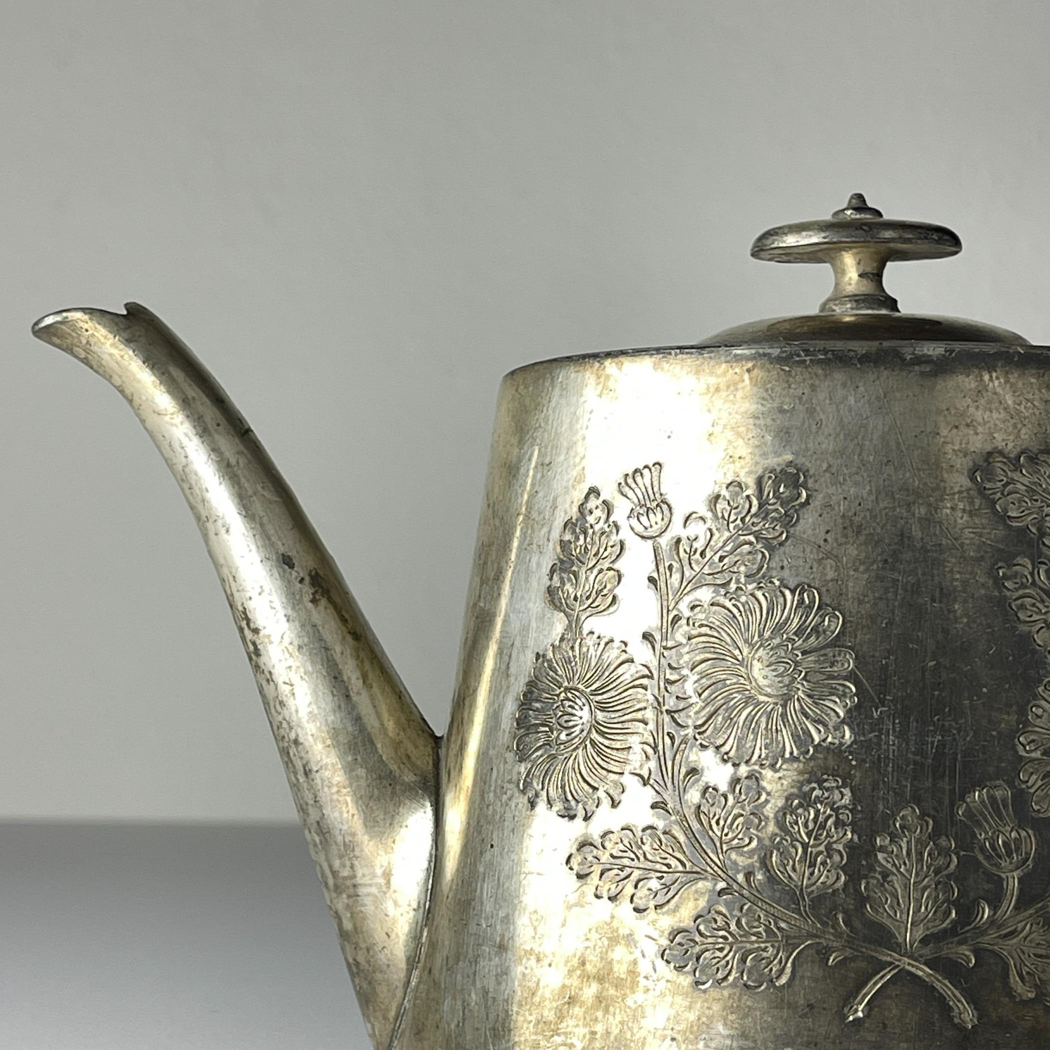Antique silver plated teapot by Sheffield, England, 1890-1910s For Sale 4