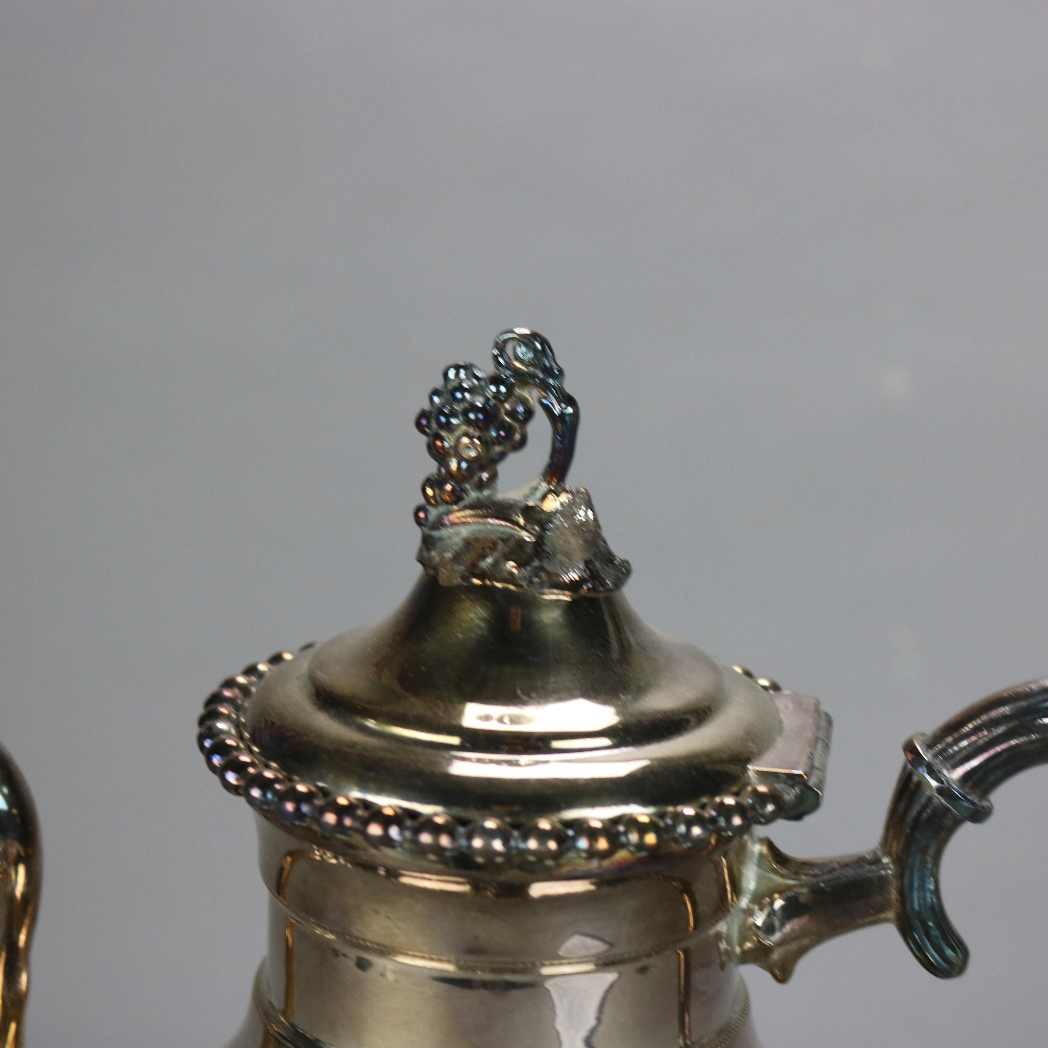 Théière ancienne en métal argenté avec gravure de feuillage et fleuron en forme de fruit C1890

Dimensions - 11,25 