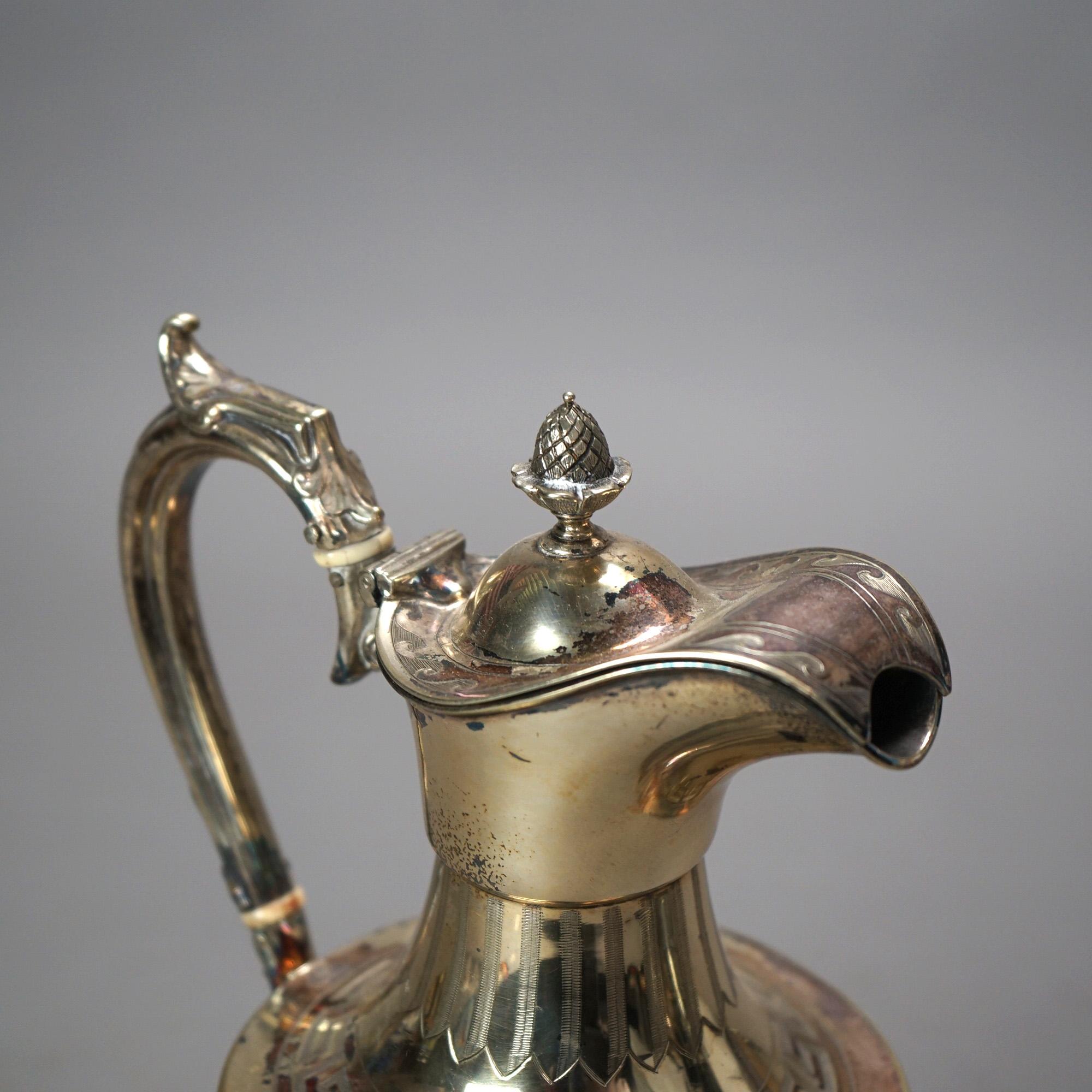 Tetera antigua plateada con grabado foliado y remate C1890

Medidas - 12,25 