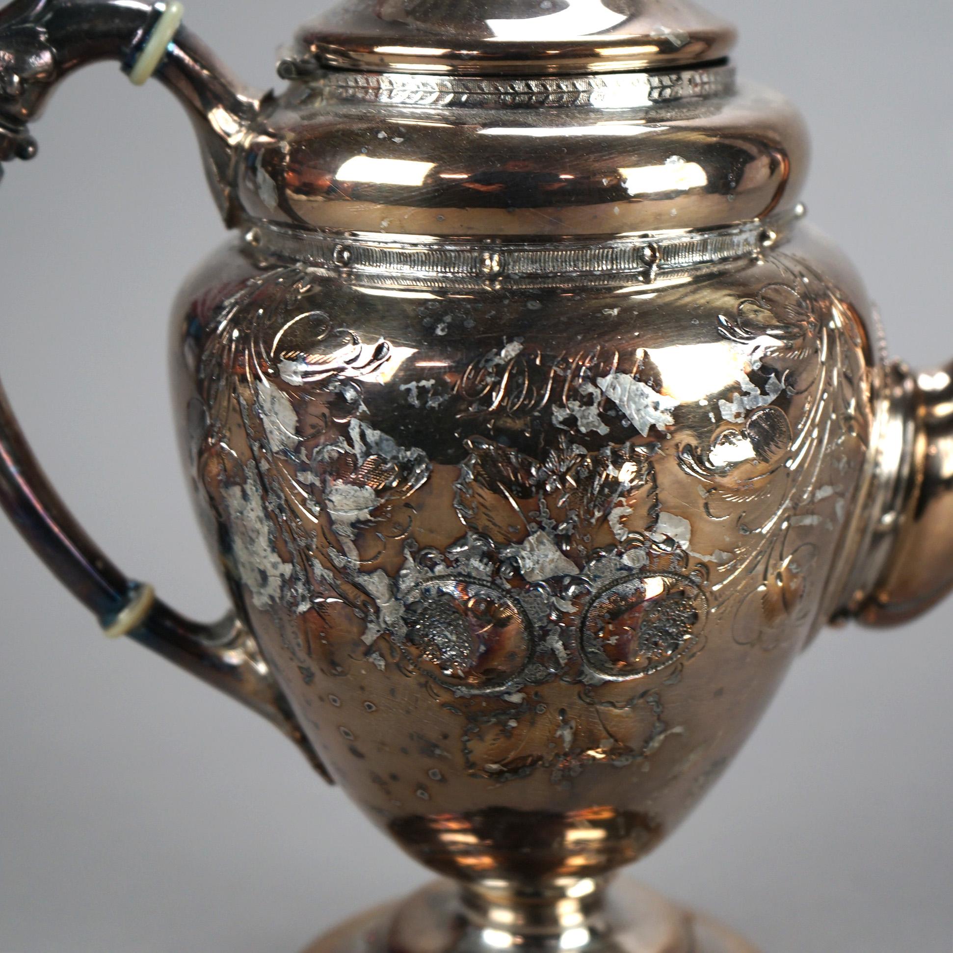 Antica teiera placcata in argento con incisione di foglie C1890

Misure: 9,5