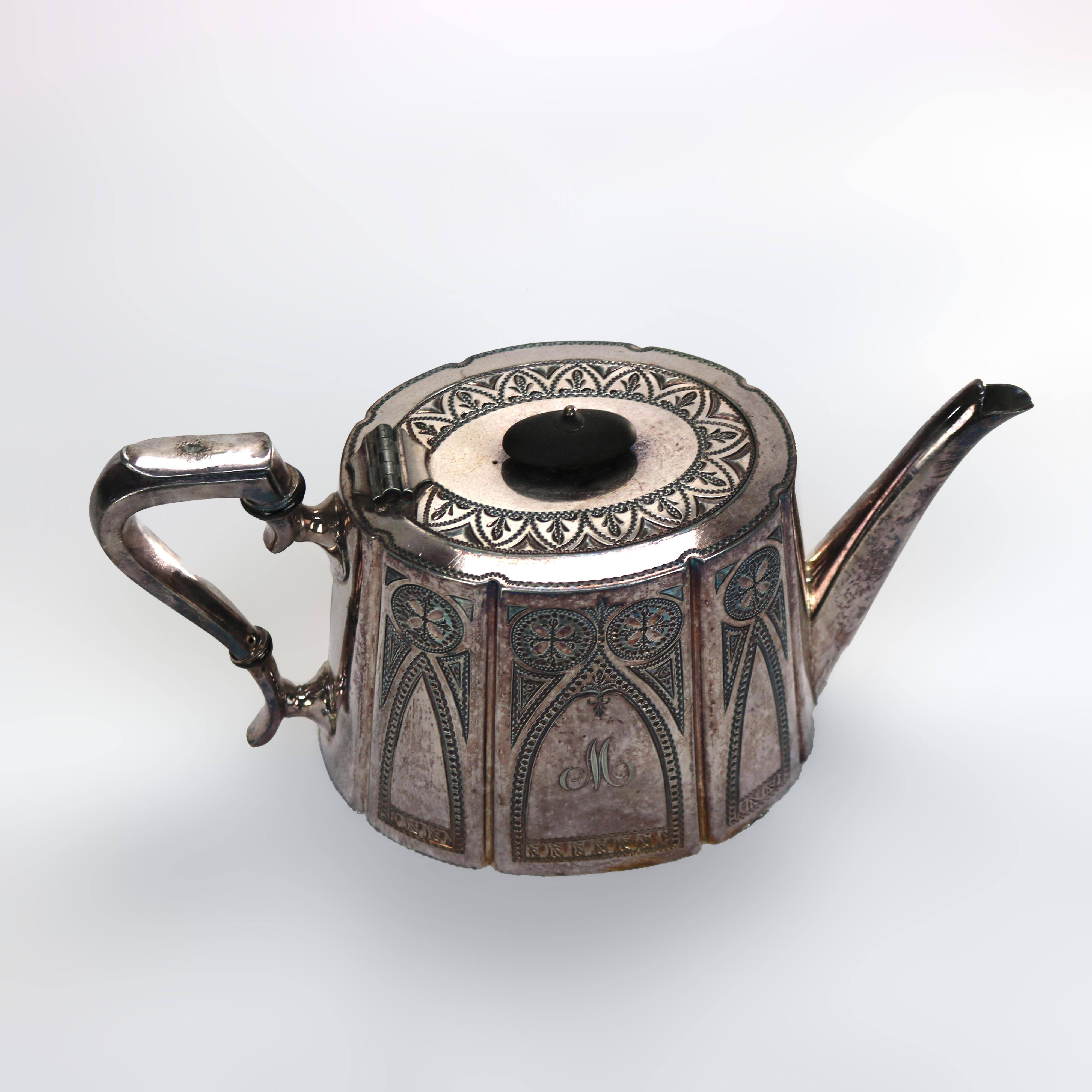 Antica teiera placcata in argento con incisione di foglie e Monogram C1890

Misure: 5,25