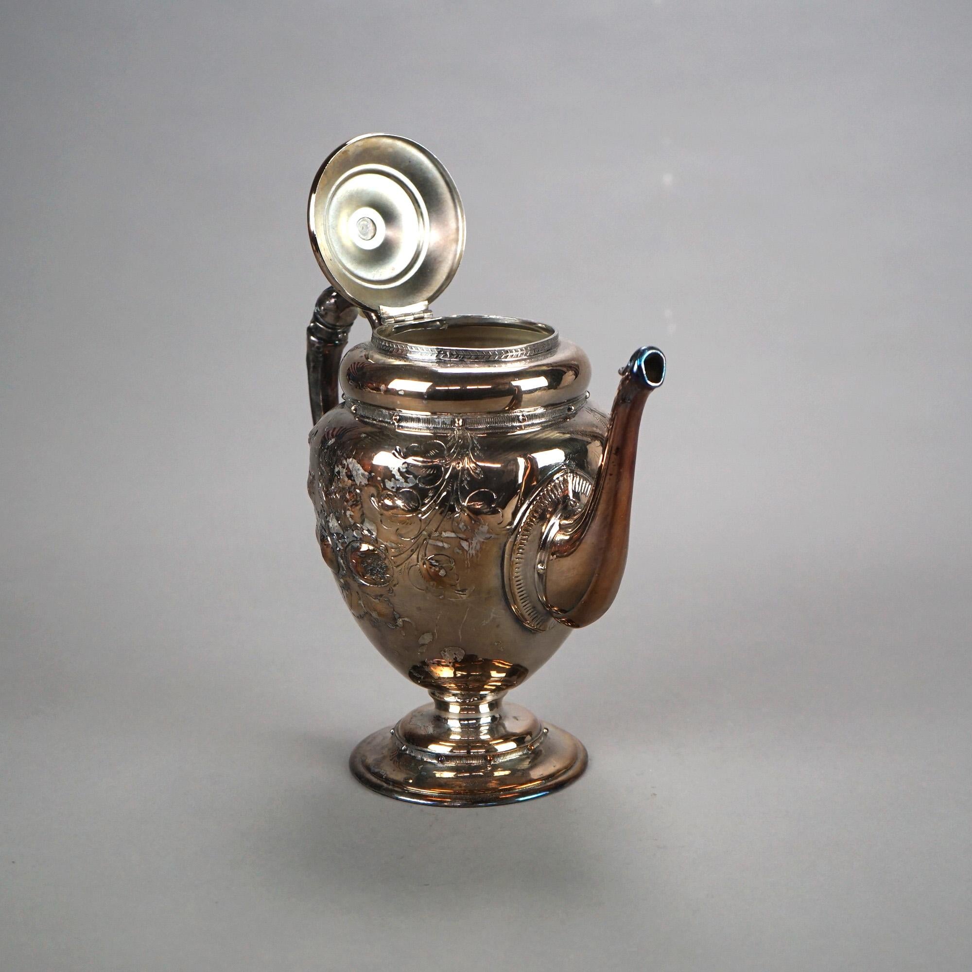 Antica teiera placcata in argento con incisione di foglie C1890 In condizioni buone in vendita a Big Flats, NY
