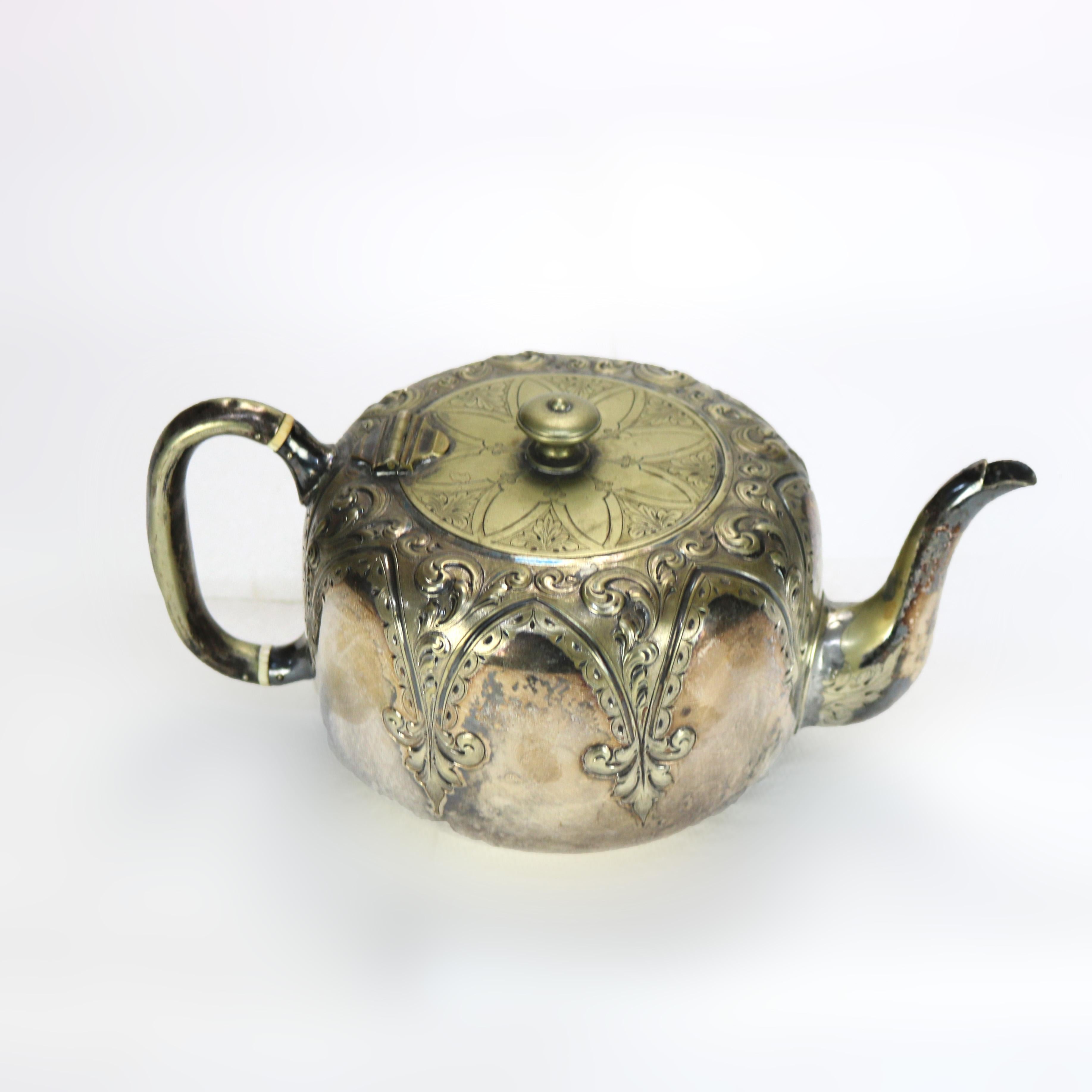 Antica teiera placcata in argento con incisione di foglie C1890 In condizioni buone in vendita a Big Flats, NY