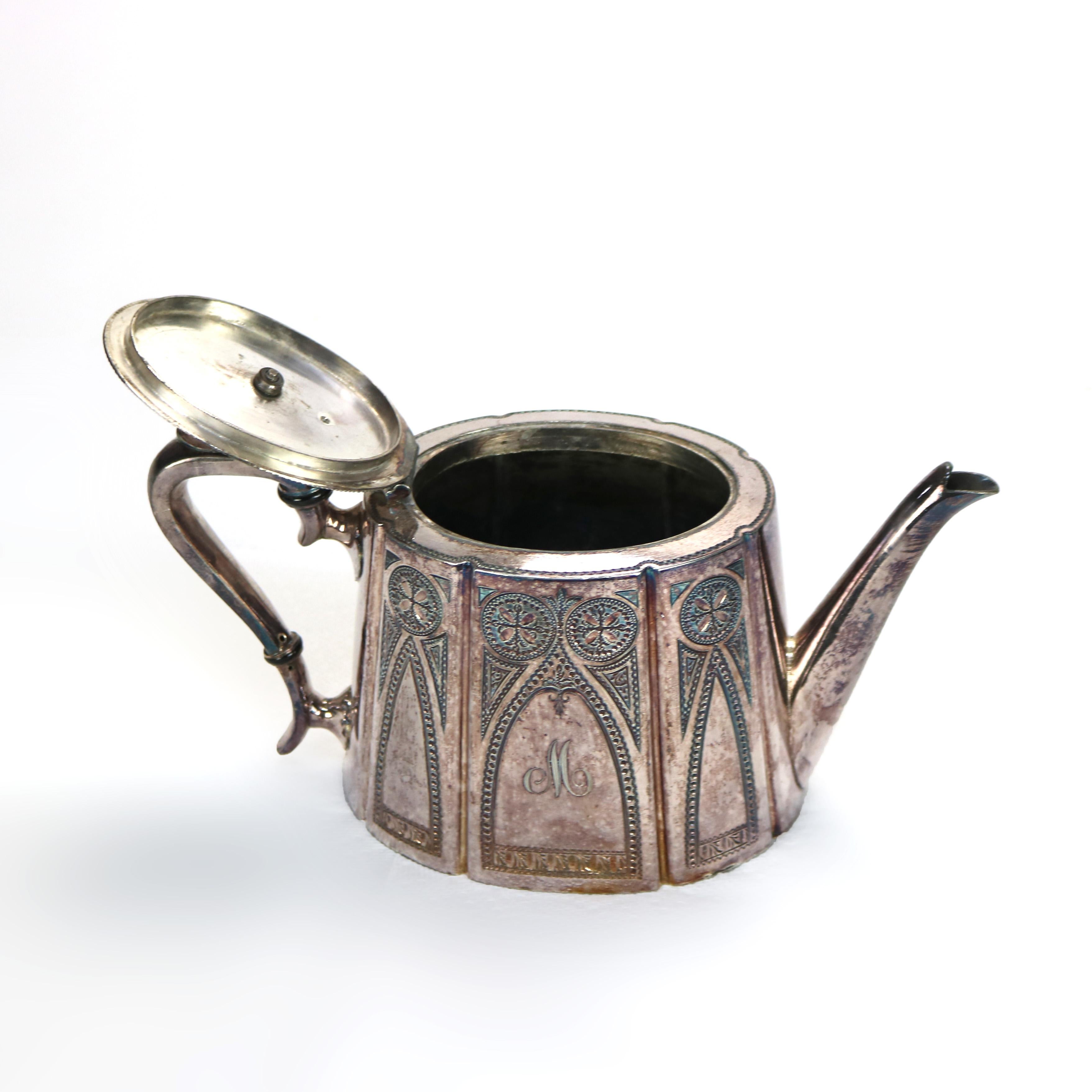 Antica teiera placcata in argento con incisione di foglie C1890 In condizioni buone in vendita a Big Flats, NY