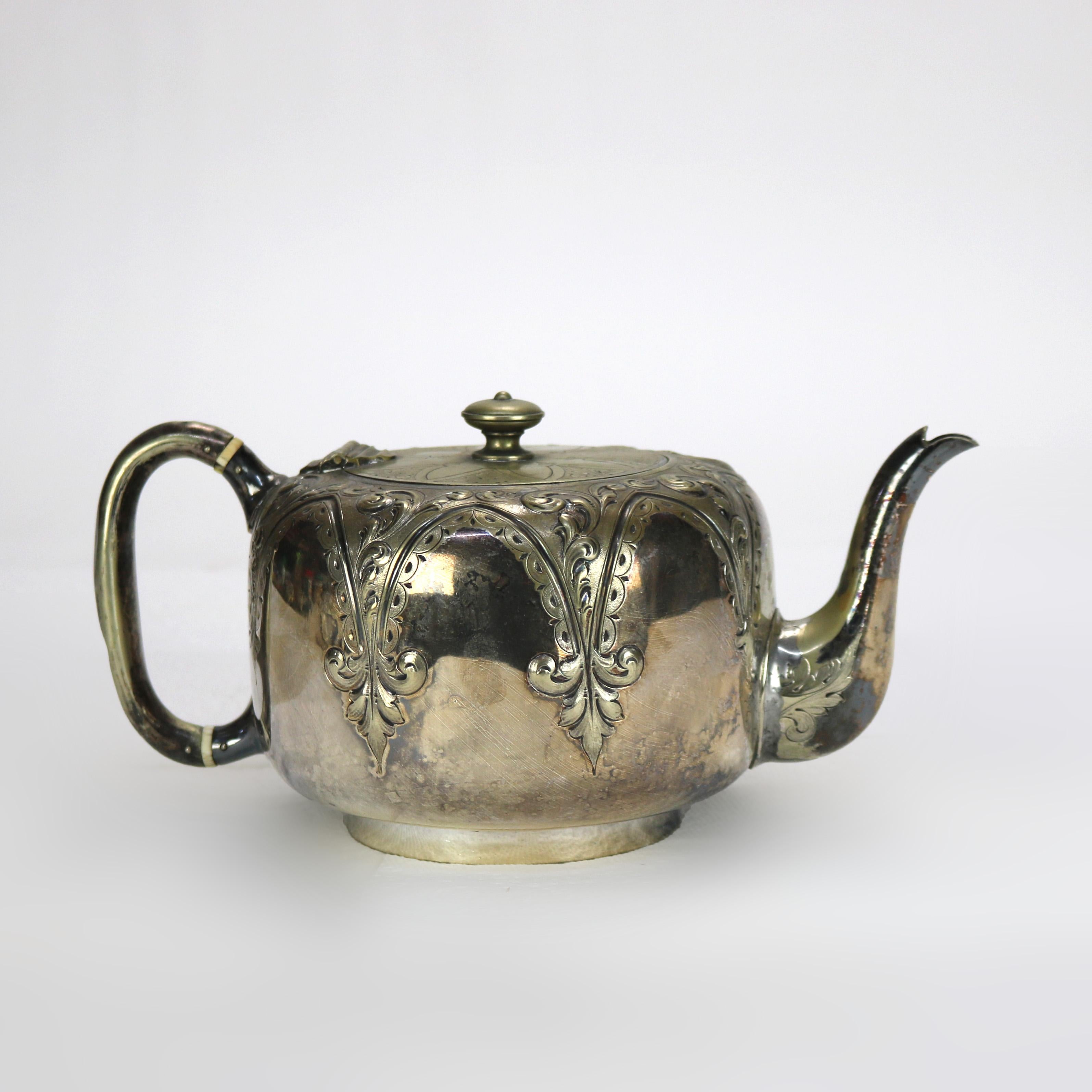 XIX secolo Antica teiera placcata in argento con incisione di foglie C1890 in vendita