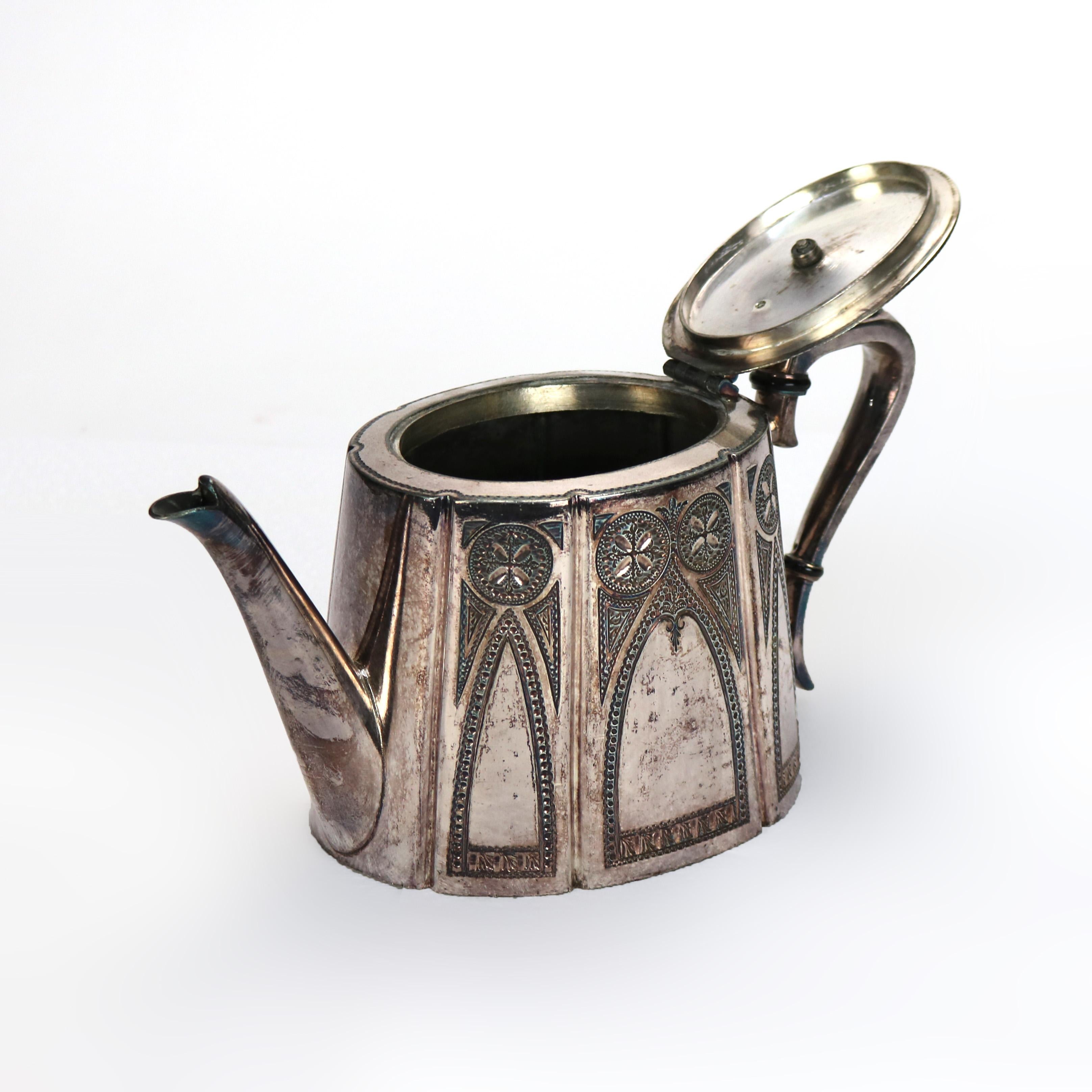 XIX secolo Antica teiera placcata in argento con incisione di foglie C1890 in vendita