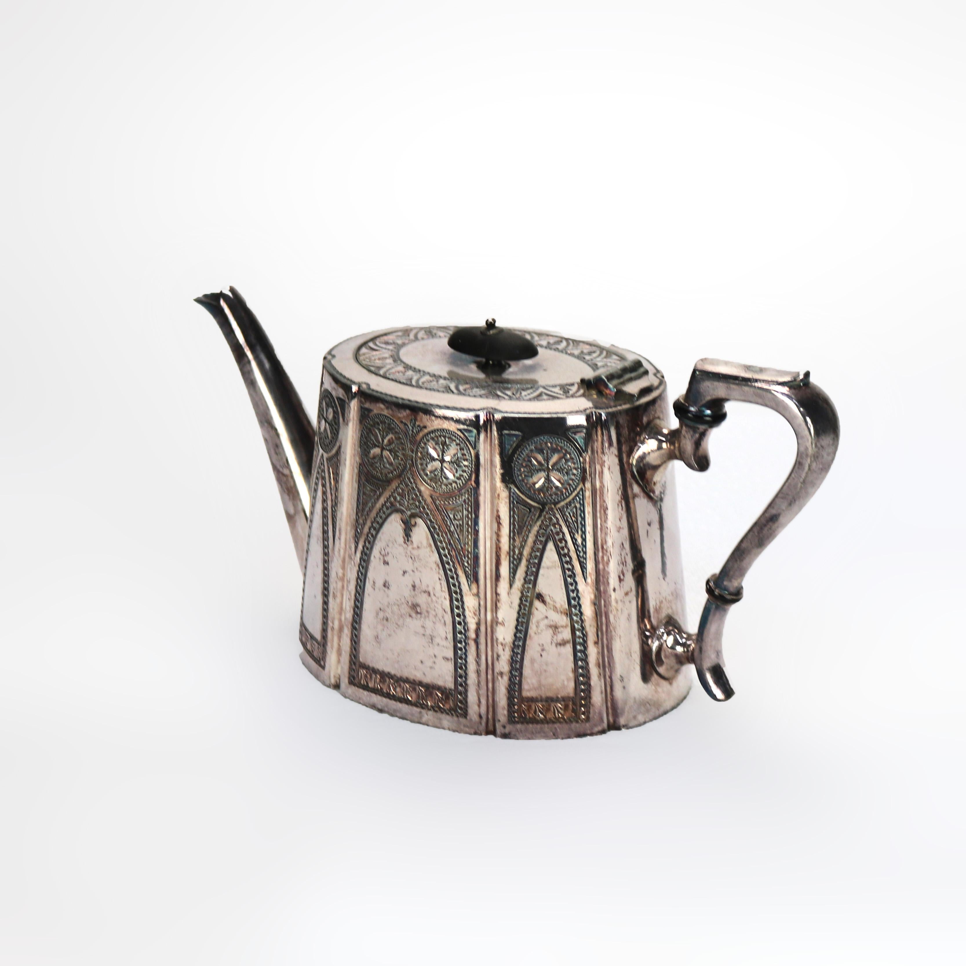 Placcato argento Antica teiera placcata in argento con incisione di foglie C1890 in vendita