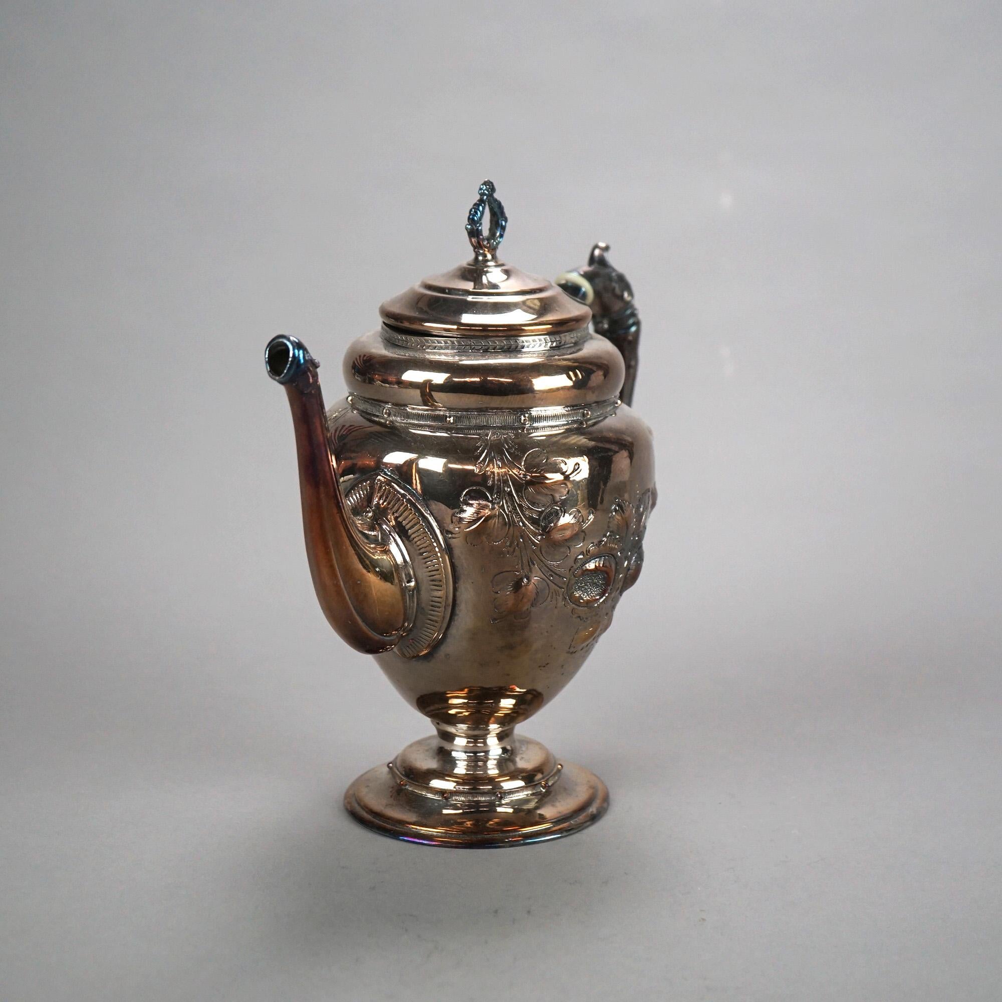 Antica teiera placcata in argento con incisione di foglie C1890 in vendita 1