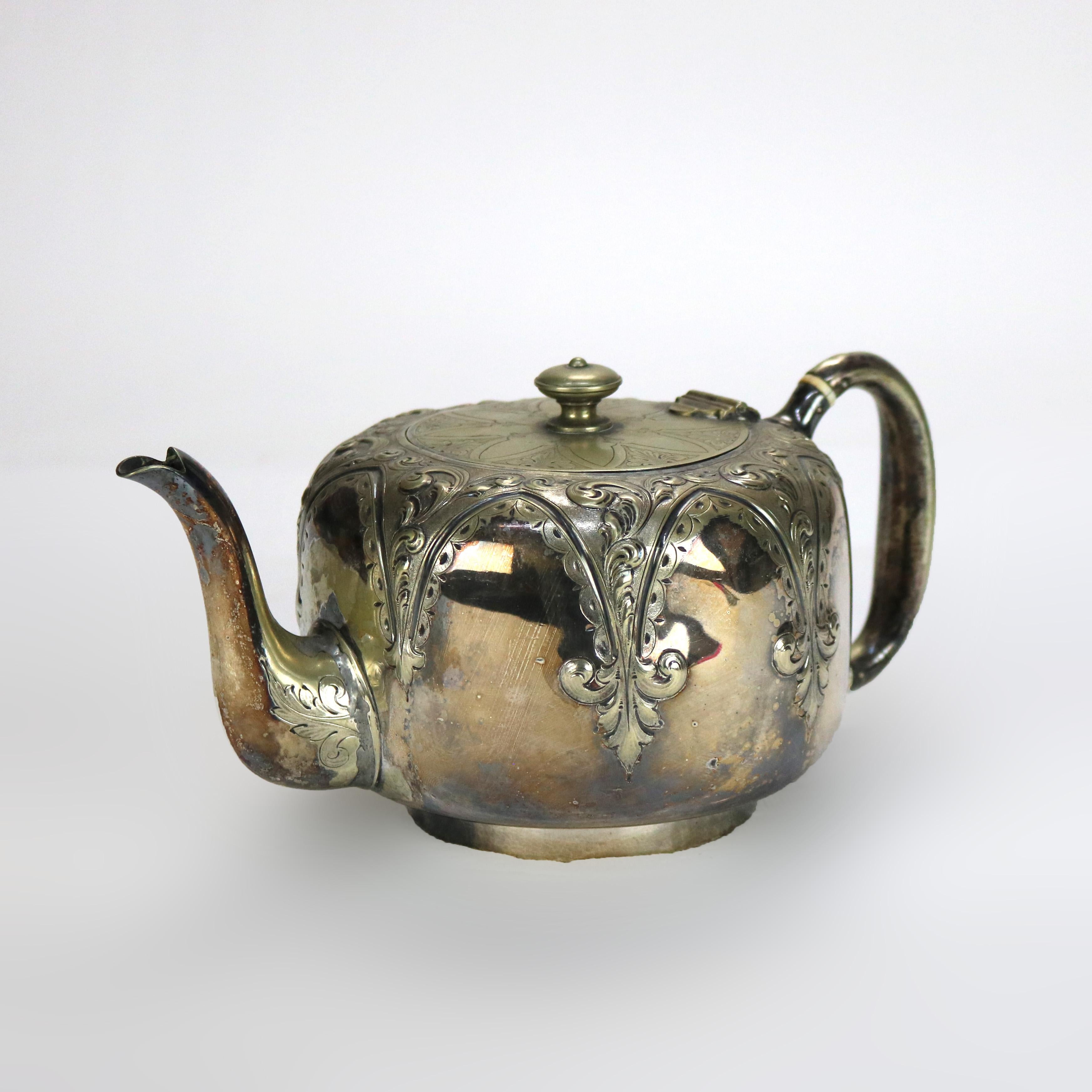 Antica teiera placcata in argento con incisione di foglie C1890 in vendita 1