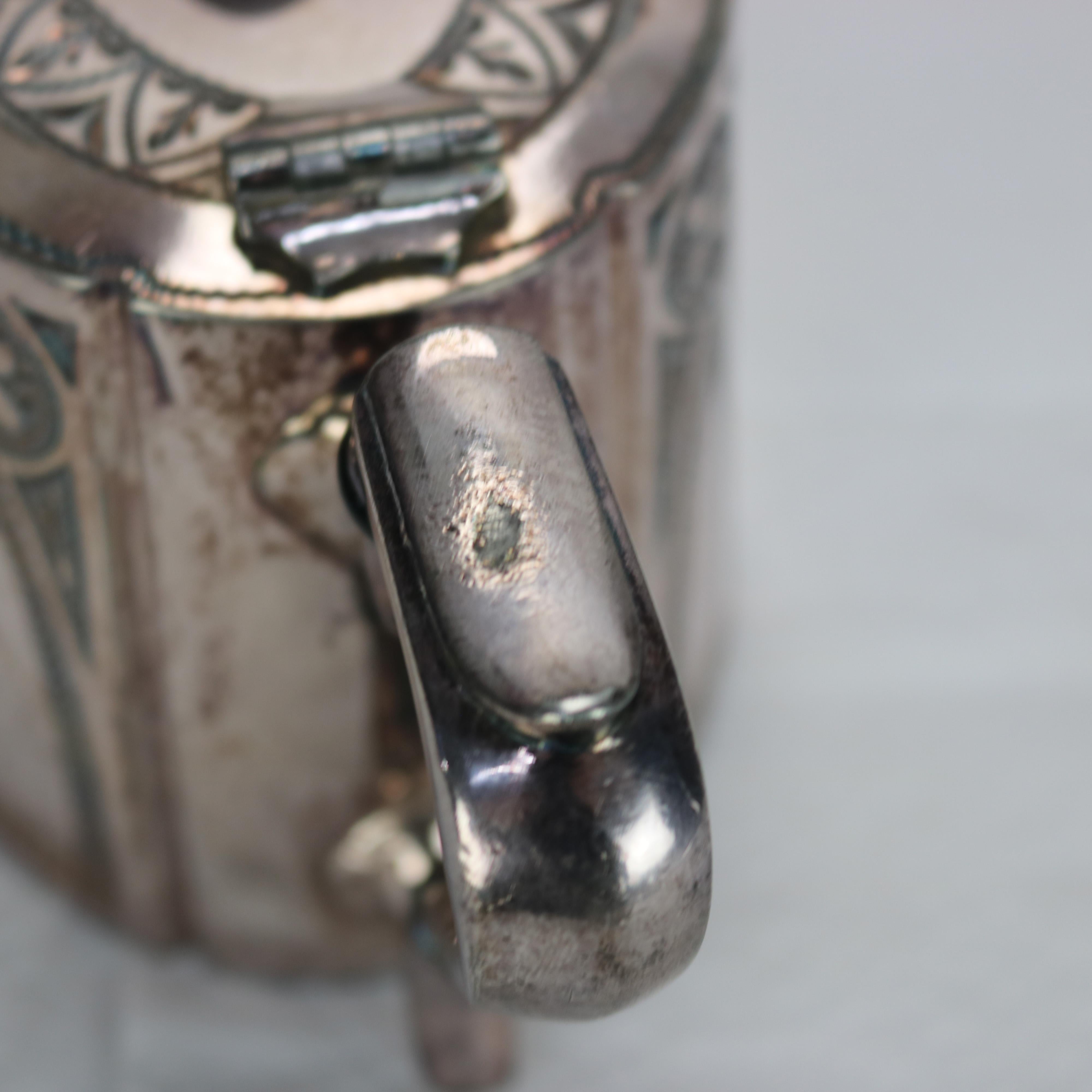 Antica teiera placcata in argento con incisione di foglie C1890 in vendita 1