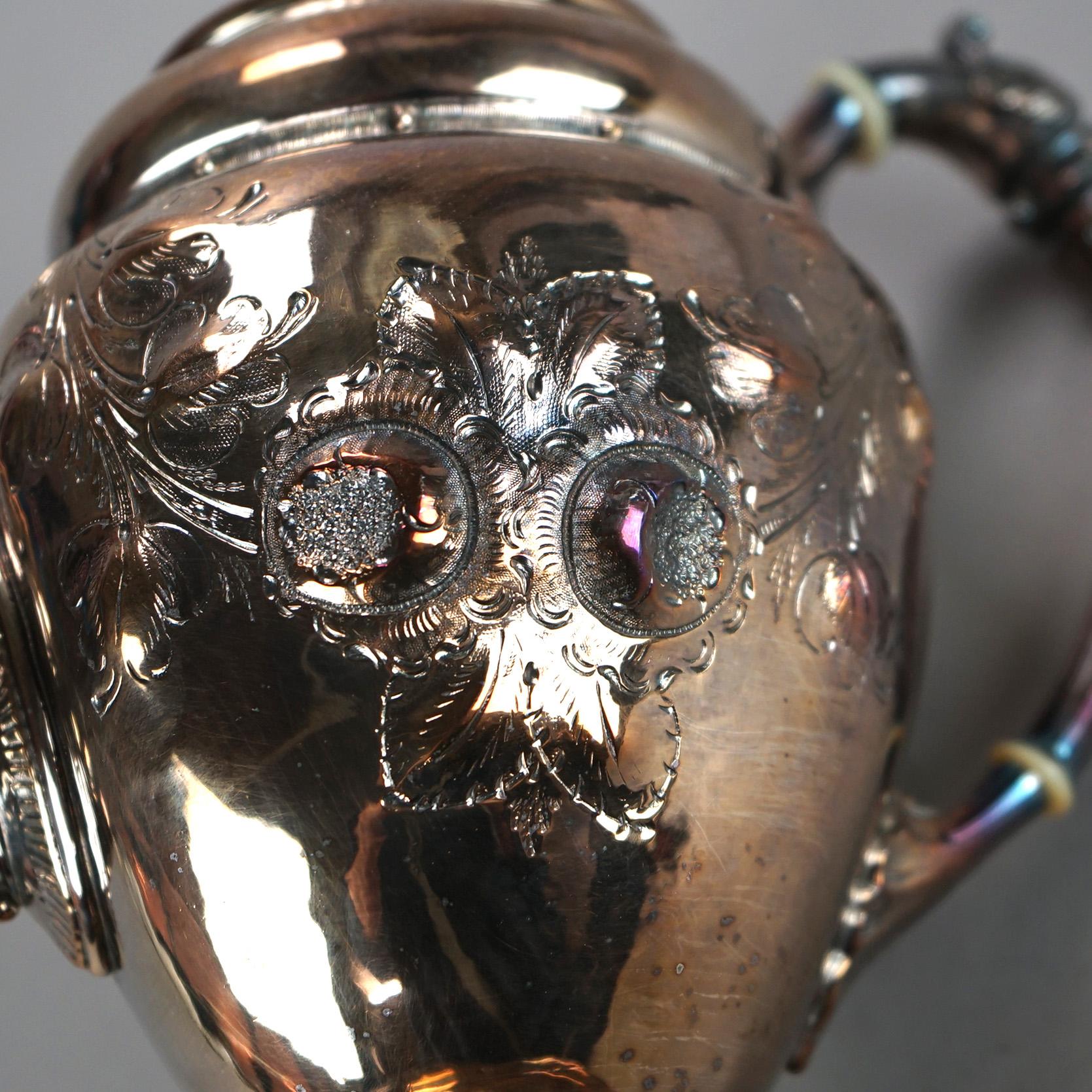 Antica teiera placcata in argento con incisione di foglie C1890 in vendita 2