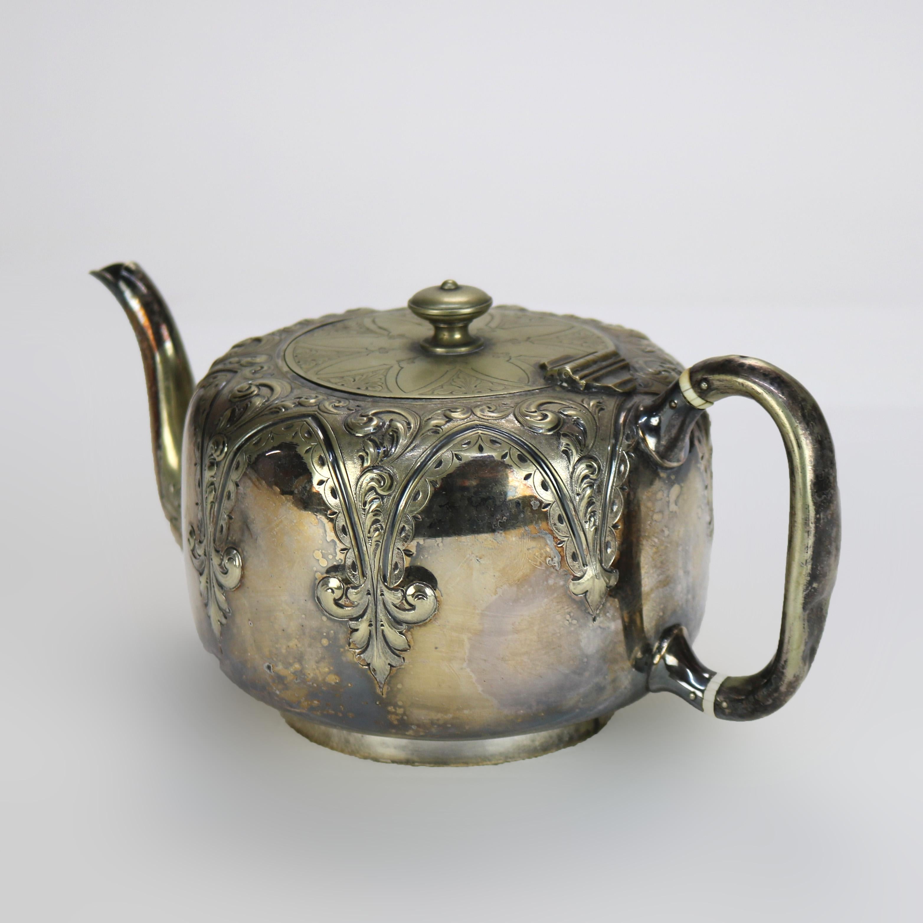Antica teiera placcata in argento con incisione di foglie C1890 in vendita 2