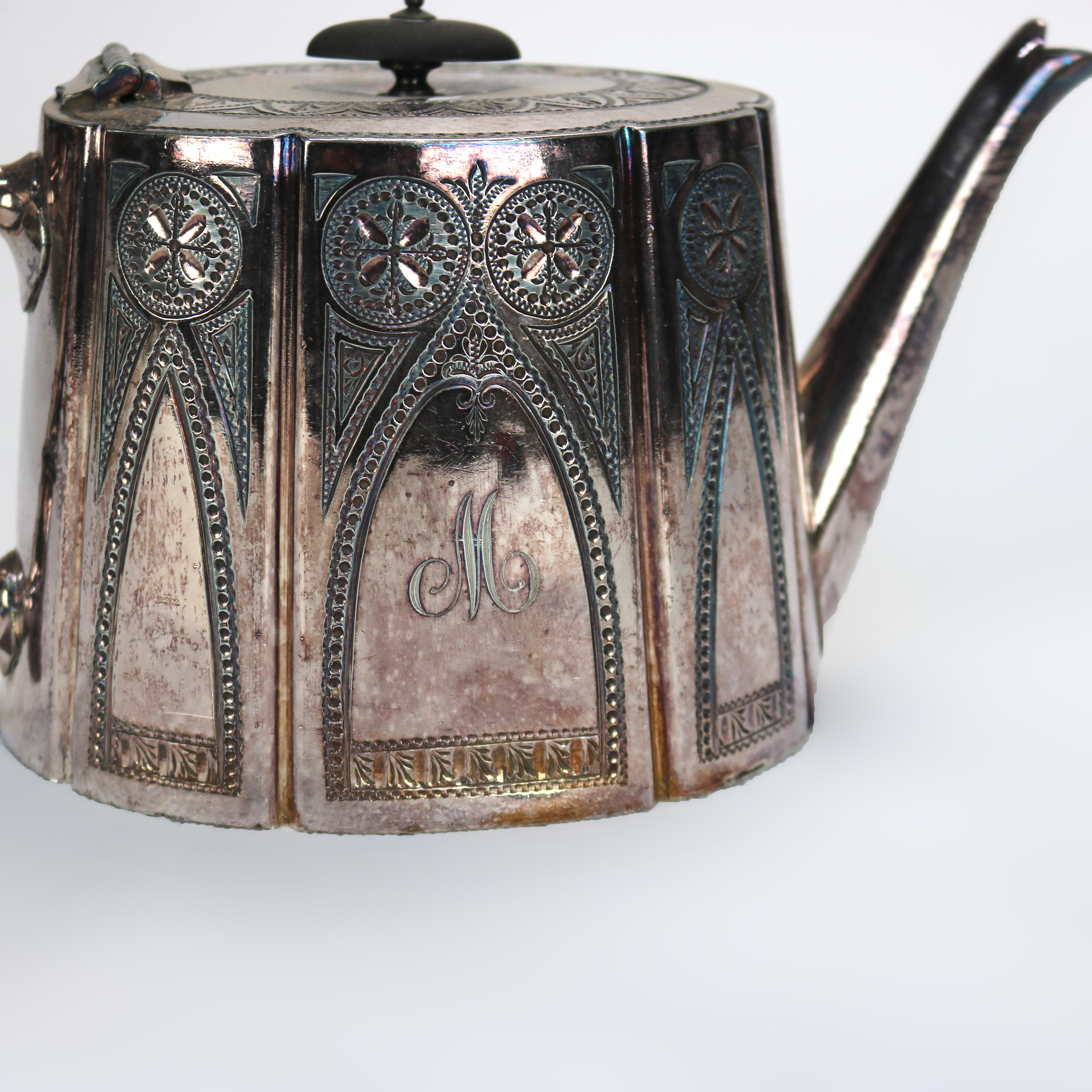 Antica teiera placcata in argento con incisione di foglie C1890 in vendita 2