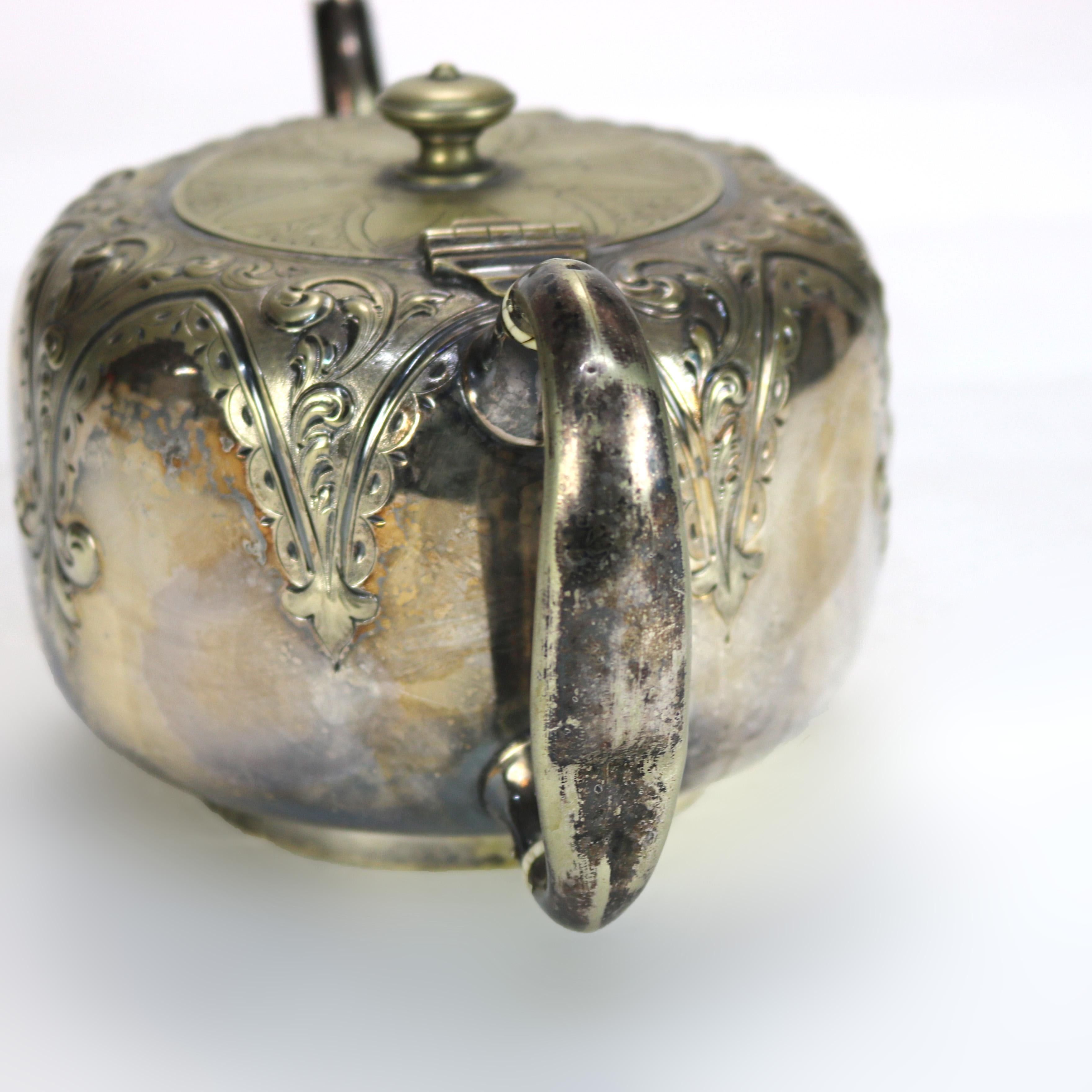 Antica teiera placcata in argento con incisione di foglie C1890 in vendita 3