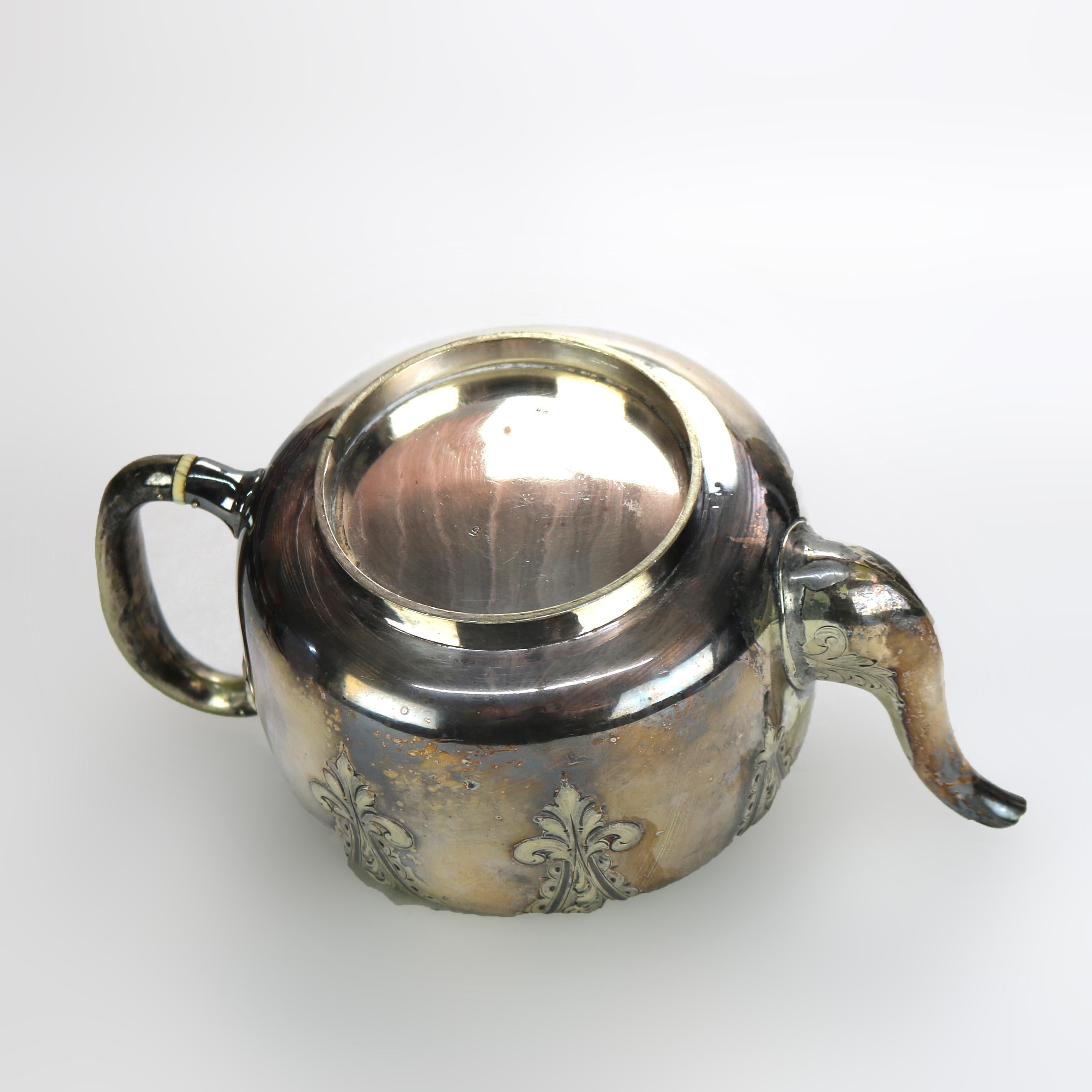 Antica teiera placcata in argento con incisione di foglie C1890 in vendita 4
