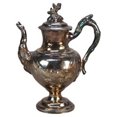 Antigua Tetera Plateada con Grabado Foliado C1890