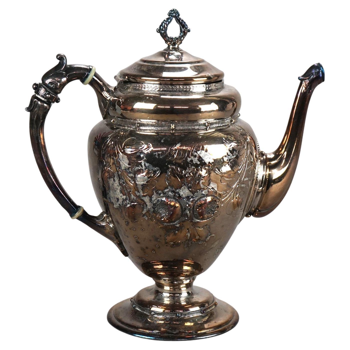 Antigua Tetera Plateada con Grabado Foliado C1890