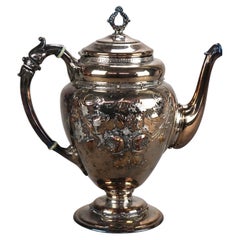 Antigua Tetera Plateada con Grabado Foliado C1890