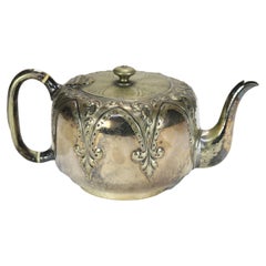 Antigua Tetera Plateada con Grabado Foliado C1890